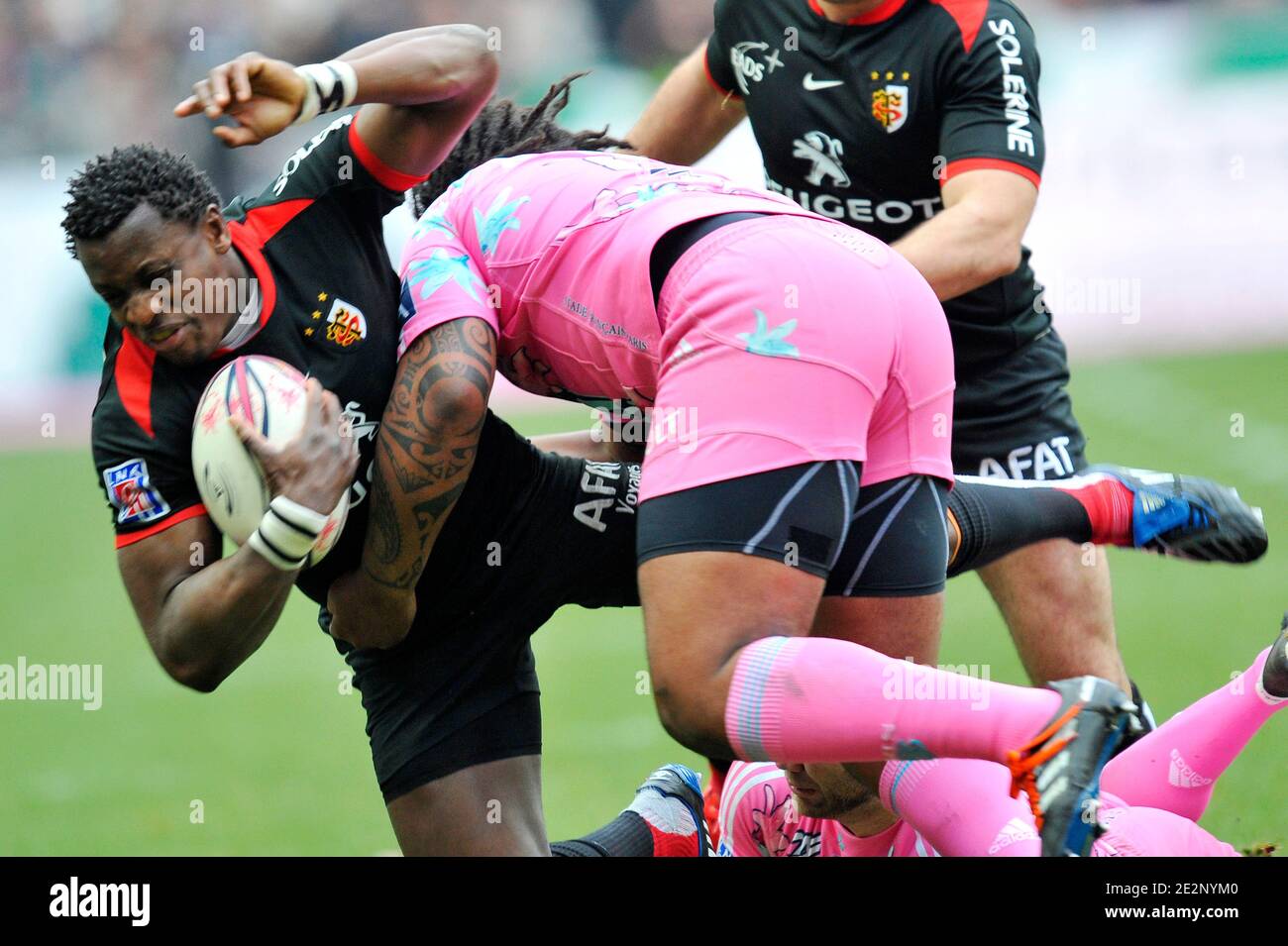 Mathieu Bastareaud de Stade Francais et Yves Donguy de Stade Toulousain lors du match de rugby Top 14 français, Stade Francais contre Stade Toulousain au Stade de France à Saint-Denis, France, le 6 mars 2010. Le Stade Toulousain a gagné 29-0. Photo de Stephane Reix/ABACAPRESS.COM Banque D'Images