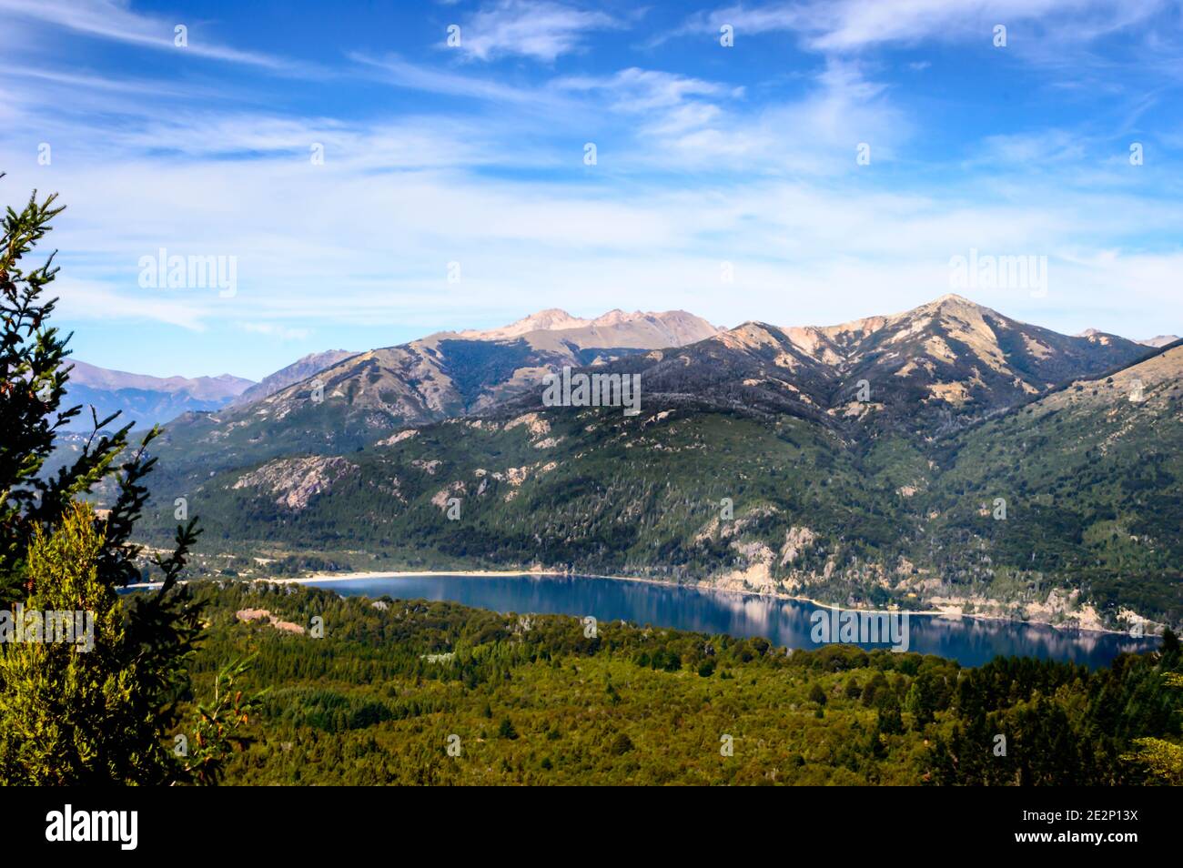 Paysage de montagne depuis le sommet d'une colline. Vue sur le lac. Colline de la cathédrale. Banque D'Images