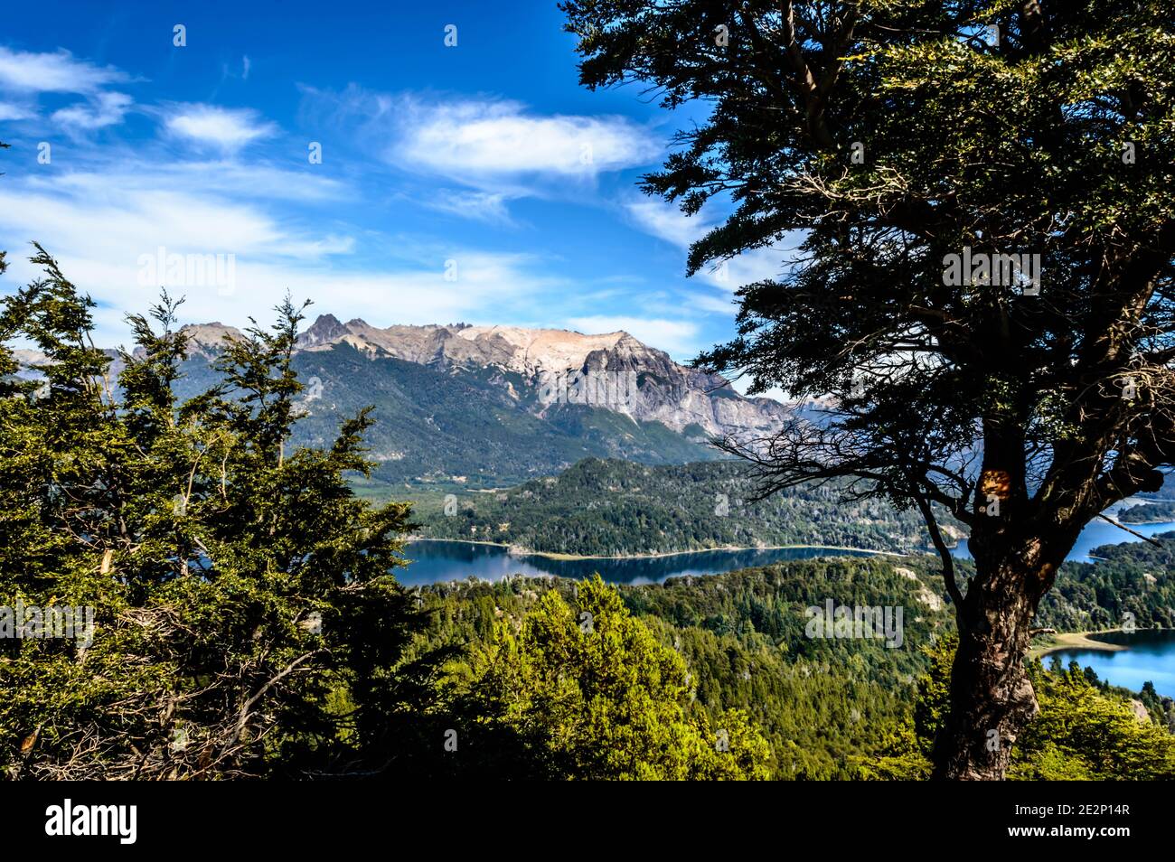 Paysage de montagne depuis le sommet d'une colline. Vue sur le lac. Colline de la cathédrale. Banque D'Images