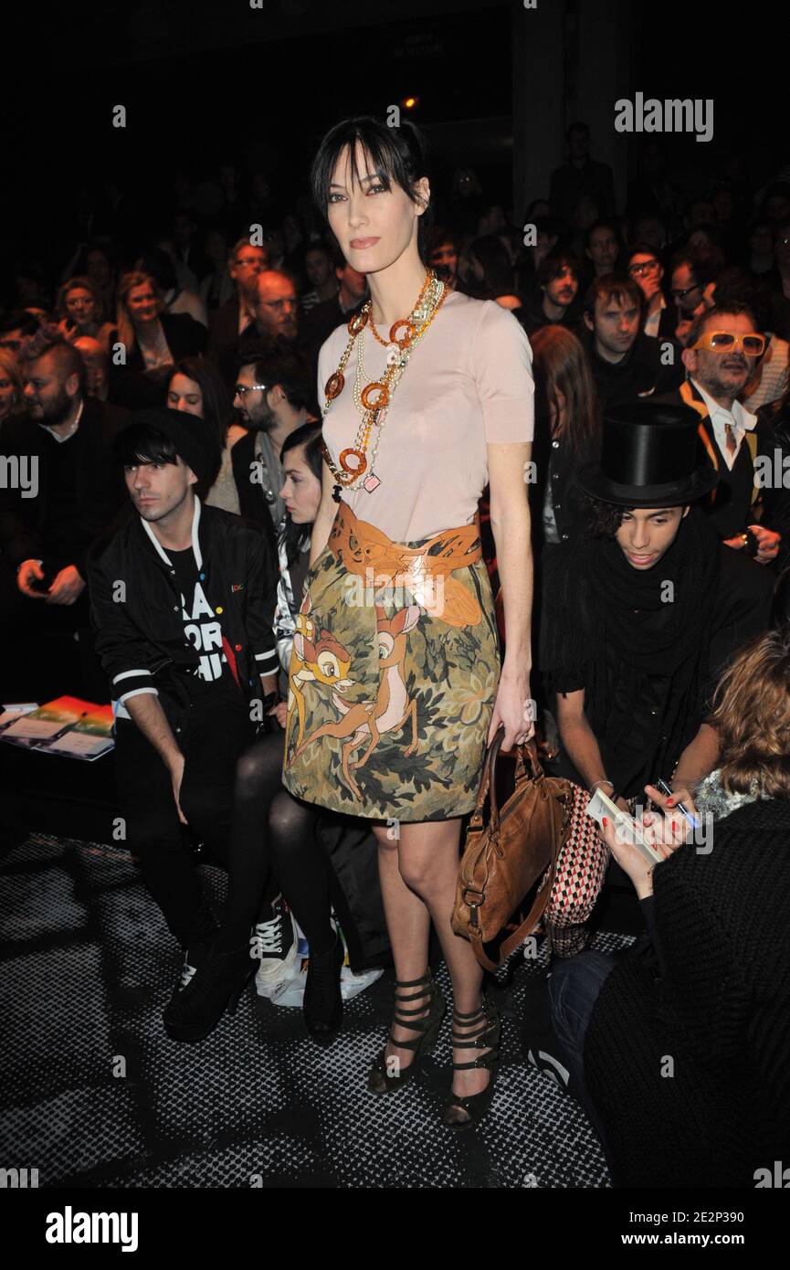 Mareva Galanter assiste au salon de la collection prêt-à-porter Jean-Charles de Castelbajac automne-hiver 2010/2011 qui s'est tenu au carrousel du Louvre à Paris, France, le 9 mars 2010. Photo de Nicolas Briquet/ABACAPRESS.COM Banque D'Images