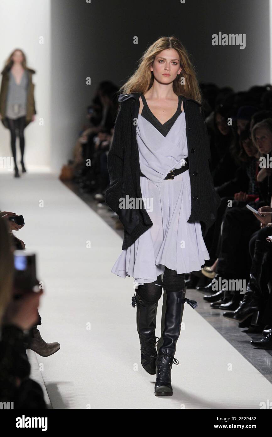 Un modèle porte une création de la designer Vanessa Bruno pour son émission  de collection prêt-à-porter automne-hiver 2010/2011 qui s'est tenue au  Palais de Chaillot à Paris, France, le 8 mars 2010.