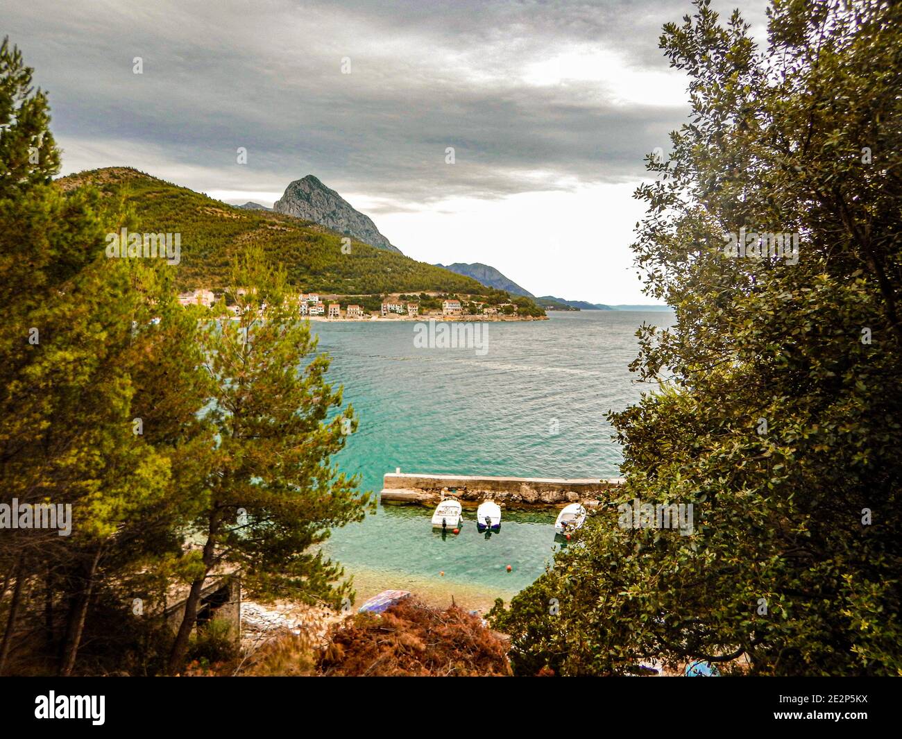 Bateaux dans le port. Vue de dessus. Photographie de voyage en Croatie. Banque D'Images