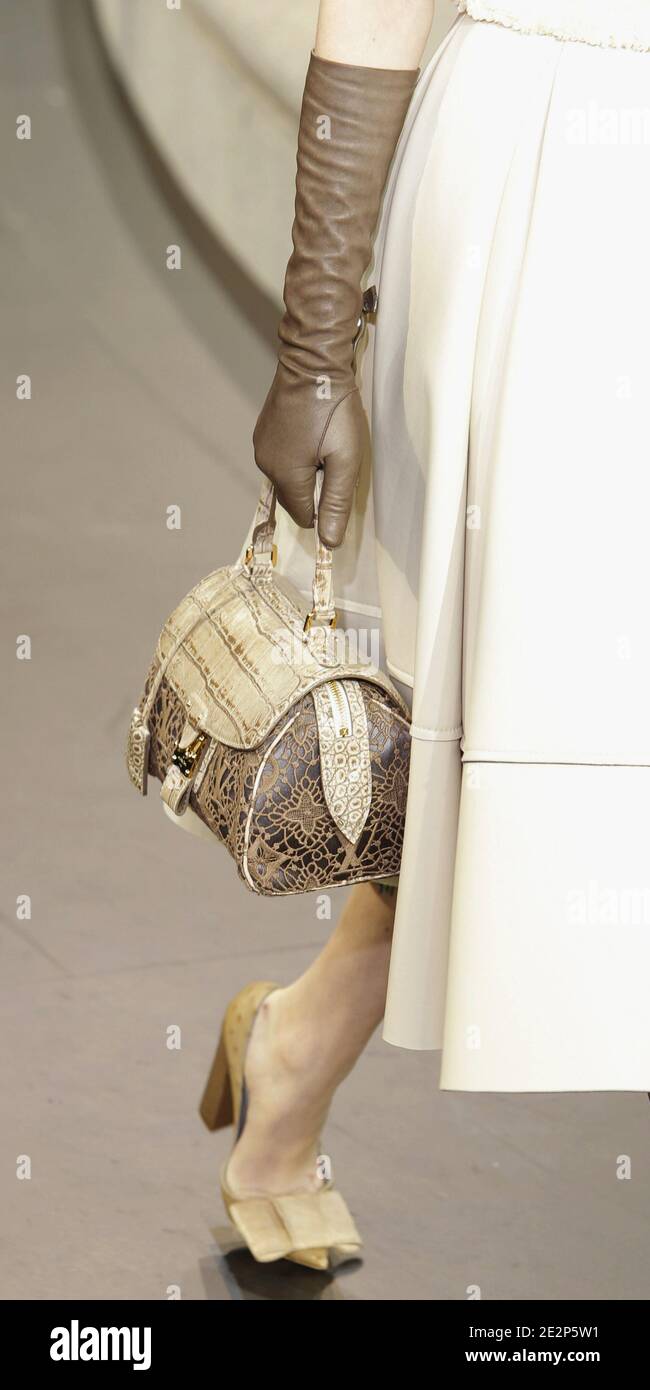 Un sac à main et une chaussure conçus par Marc Jacobs pour Louis Vuitton  Collection automne-hiver 2010/2011 prêt-à-porter au Cour carré du Louvre à  Paris, France, le 10 mars 2010. Photo d'Alain
