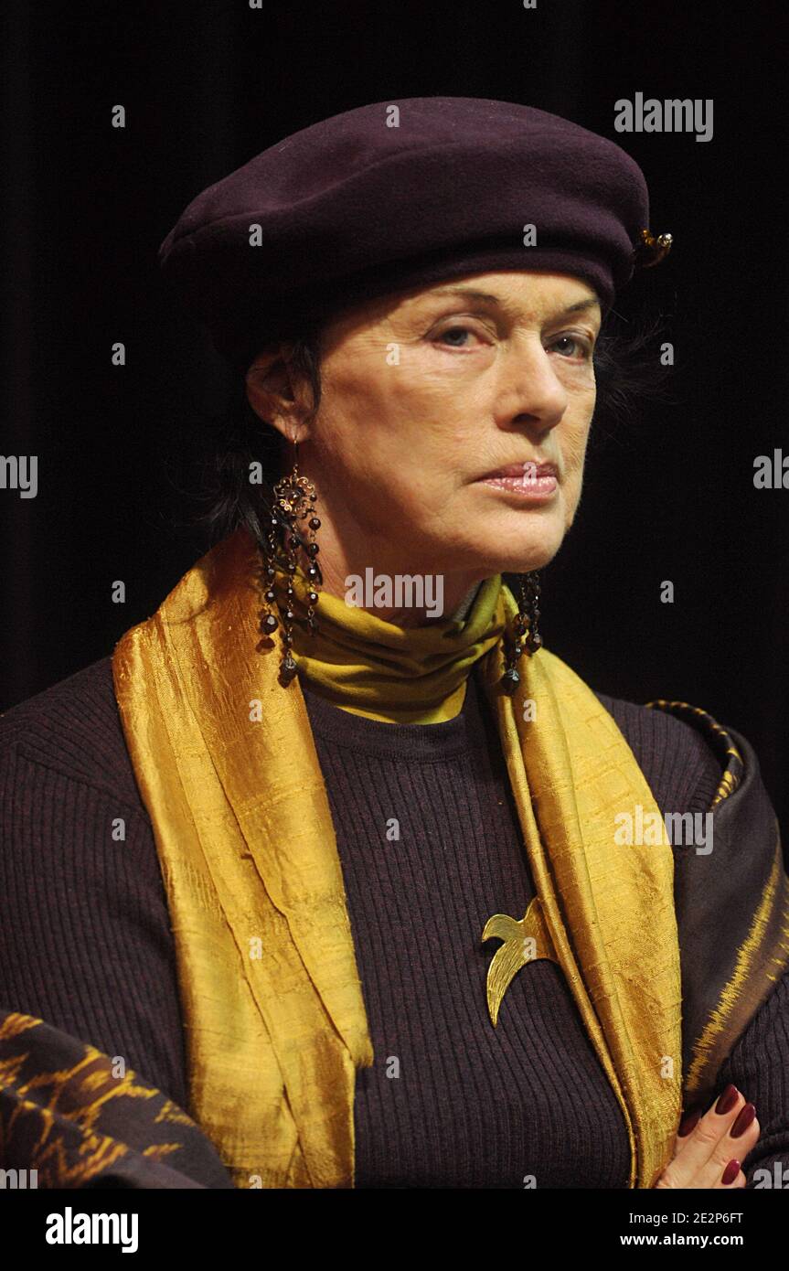 Anny Duperey participe à la conférence de presse 'Gala de l'Union' au théâtre des trois Baudets à Paris, France, le 11 mars 2010. Photo de Giancarlo Gorassini/ABACAPRESS.COM Banque D'Images