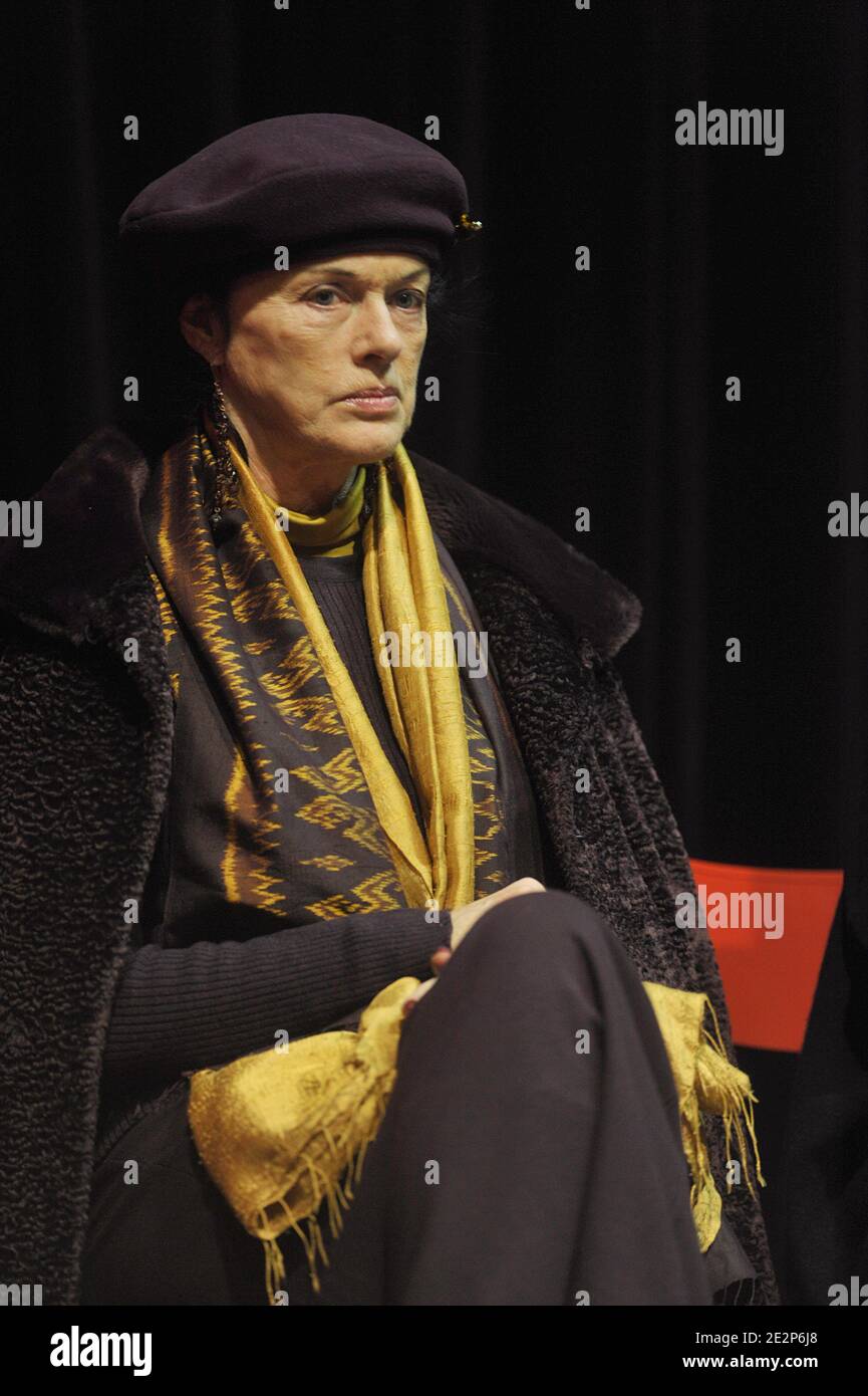 Anny Duperey participe à la conférence de presse 'Gala de l'Union' au théâtre des trois Baudets à Paris, France, le 11 mars 2010. Photo de Giancarlo Gorassini/ABACAPRESS.COM Banque D'Images