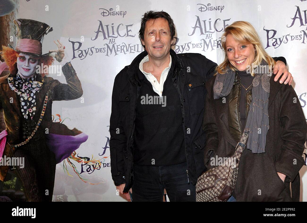 Antoine de Maximy et sa petite amie assistent à la première d'Alice au