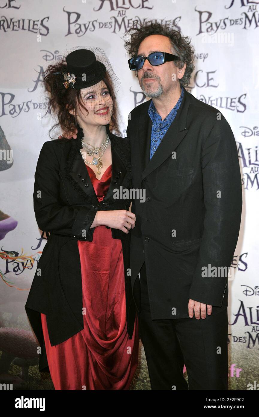 Le réalisateur AMÉRICAIN Tim Burton et sa femme Helena Bonham carter  assistaient à la première d'Alice au pays des merveilles au théâtre Mogador  de Paris, France, le 15 mars 2010. Photo de