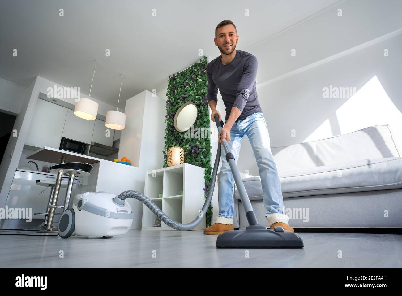 Man cleaning house vacuum cleaner Banque de photographies et d'images à  haute résolution - Alamy