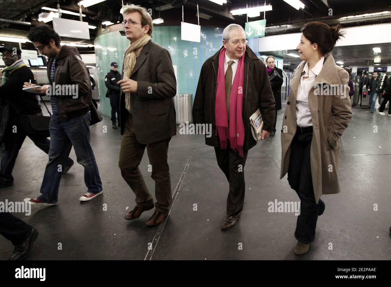 La sectaire nationale des Verts et tete de liste pour la région Ile-de-France, Cecile Duflot, le président socialiste de la région Ile-de-France, Jean-Paul Huchon et Pierre Laurent, membre du Parti communautaire prennent ensemble les transports parisiens une station Chatelet-les Halles Poursuivre la camping pour la région d'Aubervilliers, France le 16 mars 2010, permet d'entrer les négociations nationales le PS et Europe Ecologie pour les régions. Photo de Stephane Lemouton/ABACAPRESS.COM Banque D'Images