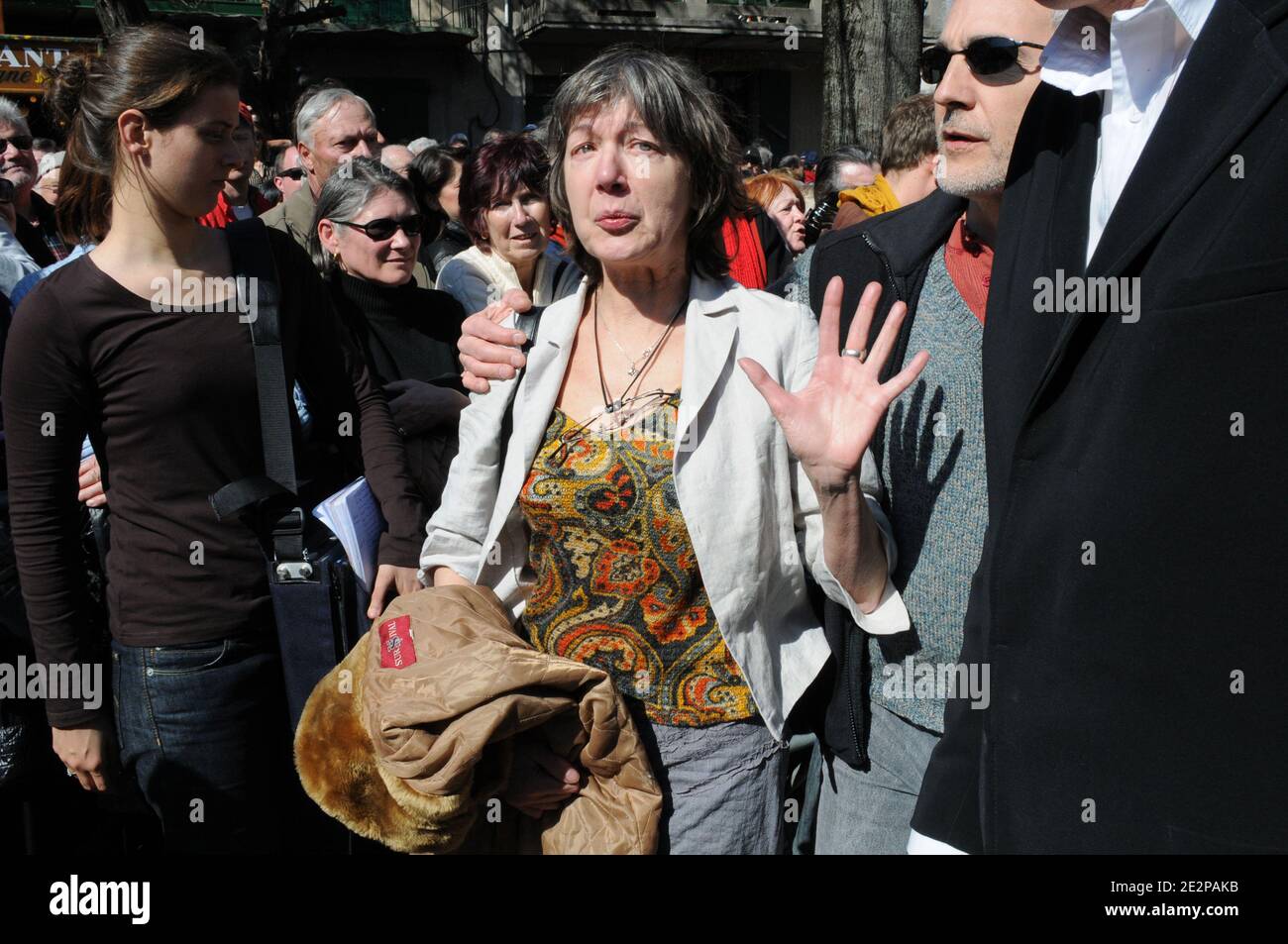 La fille de Jean Ferrat, Véronique, assiste à la cérémonie en hommage à feu  chanteur-compositeur français au centre du village d'Antraigues-sur-Volane,  dans le sud de la France, le 16 mars 2010. Photo