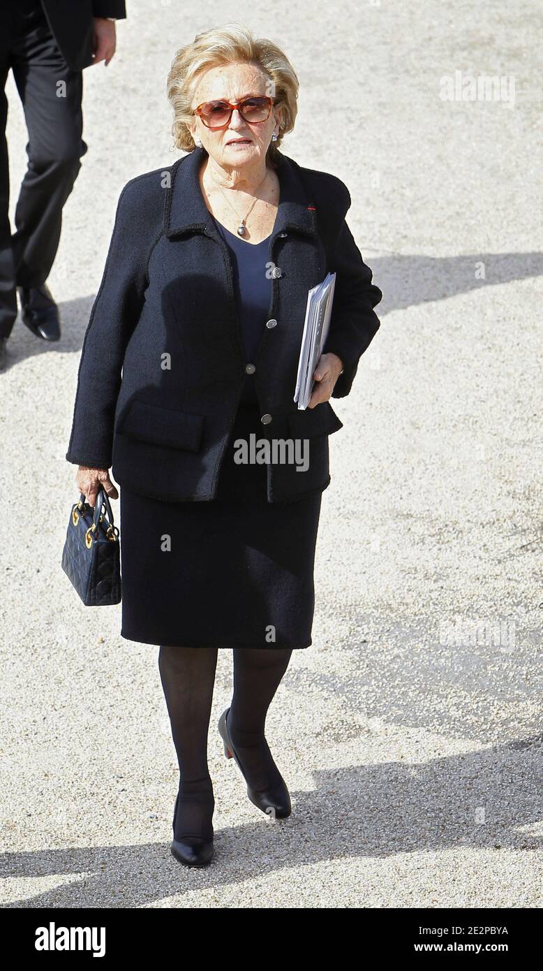 L'ancien président français Jacques Chirac et son épouse Bernadette  dévoilent l'exposition Christian Dior qui s'est tenue au musée Jacques  Chirac, dans son village natal de Sarran, en France, le 20 mars 2010.