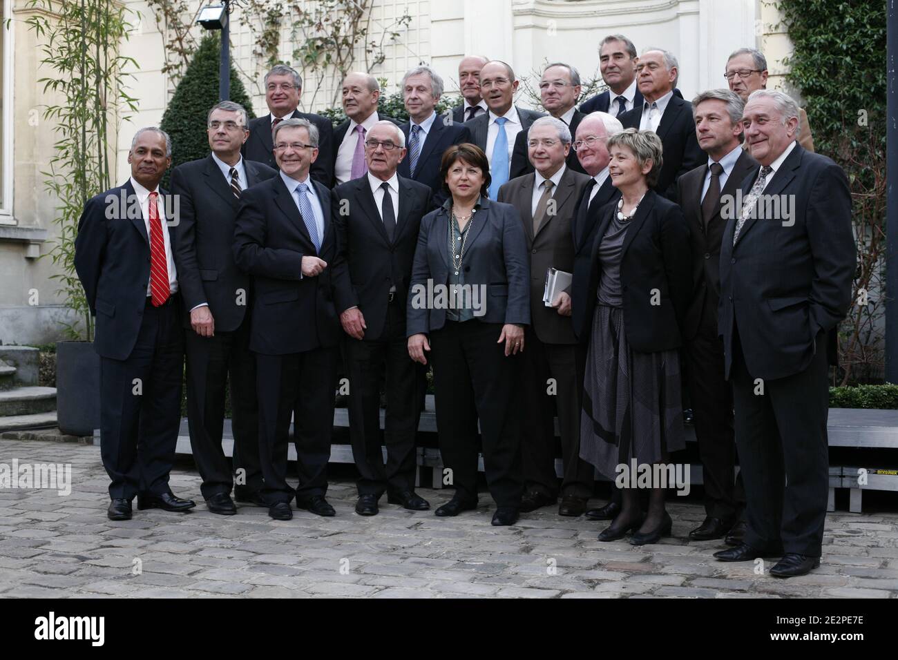 martine Aubry (C), secrétaire nationale du Parti socialiste français, présente une photo de famille avec les présidents socialistes des régions françaises, (premier tour de L à R) Victorin Lurel Guadeloupe), Jean-Jack Queyranne (Rhones-Alpes), François Bonneau (Centre), Martin Malvy (midi-Pyrénées), Jean-Paul Huchon (Côte d'Azur), Michel-de Vauzite (France) Laurent Beauvais (Basse Normandie), Jean-Paul Bachy (Champagne-Ardenne) (deuxième tour de L à R) Jacques Auxiette (pays de Loire), Jean-Yves le Drian (Bretagne), Jean-Pierre Masseret (Lorraine), Al Banque D'Images