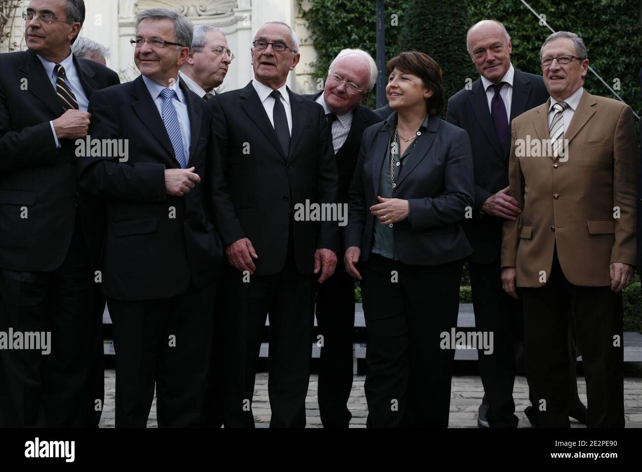 martine Aubry (C), secrétaire nationale du Parti socialiste français,  présente une photo de famille avec les présidents socialistes des régions  françaises, qui seront bientôt élus, près de Jean-Jack Queyranne  (Rhones-Alpes), François Bonneau (