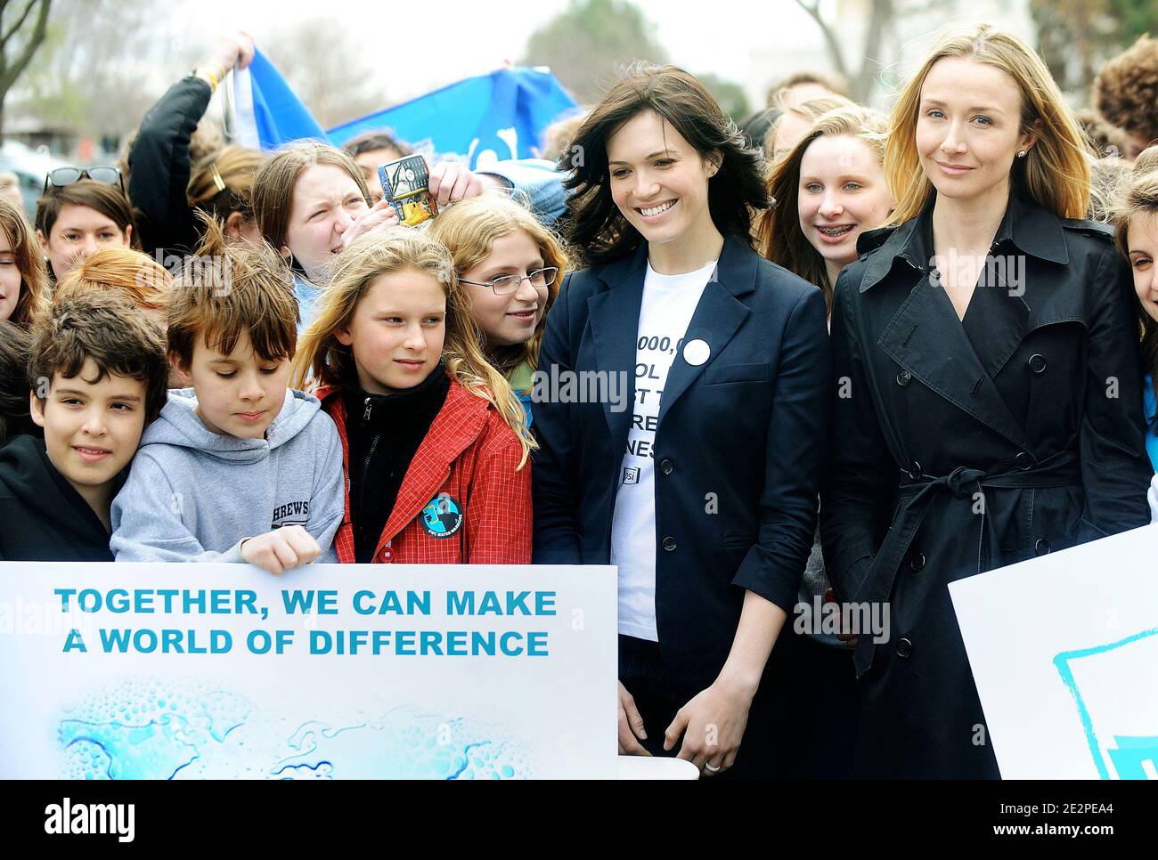 La chanteuse et actrice Mandy Moore et Alexandra Cousteau, membre du conseil d'administration du Global Water Challenge, participent à l'événement de la coalition de la Journée mondiale de l'eau 2010 au Capitole à Washington DC, États-Unis, le 23 mars 2010. Photo par Olivier Douliery/ABACAPRESS.COM Banque D'Images