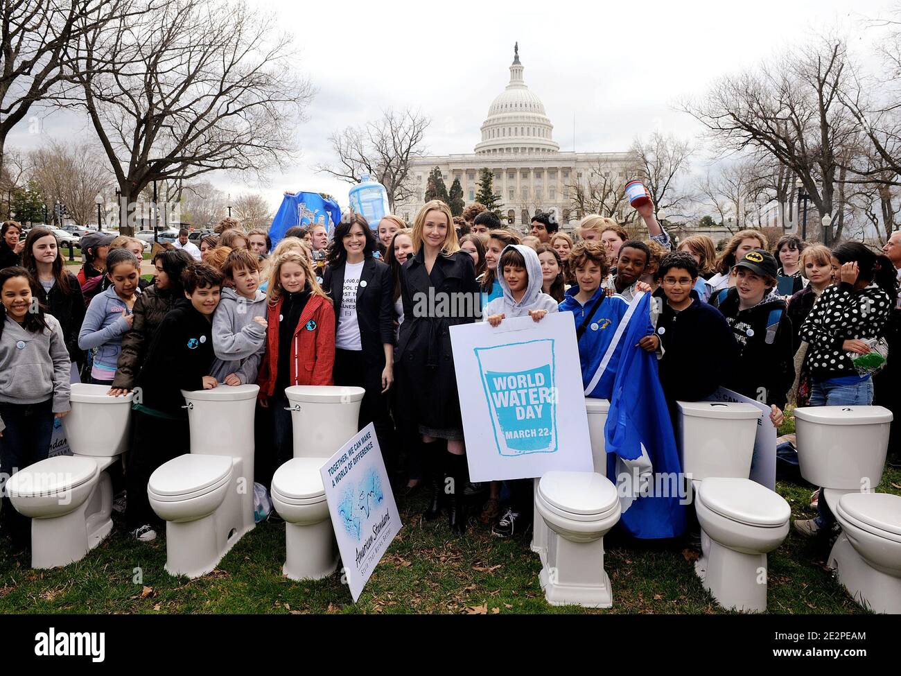 La chanteuse et actrice Mandy Moore et Alexandra Cousteau, membre du conseil d'administration du Global Water Challenge, participent à l'événement de la coalition de la Journée mondiale de l'eau 2010 au Capitole à Washington DC, États-Unis, le 23 mars 2010. Photo par Olivier Douliery/ABACAPRESS.COM Banque D'Images