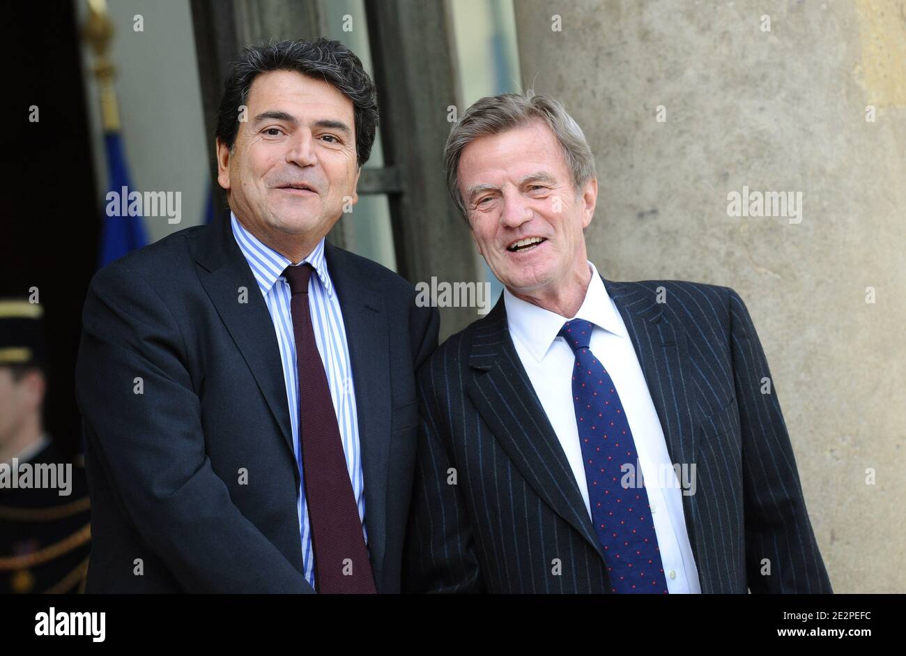 Le Premier ministre français des Affaires européennes et étrangères, Pierre Lellouche, et le ministre français des Affaires étrangères et européennes, Bernard Kouchner, arrivent au conseil hebdomadaire des Ministres qui s'est tenu au Palais de l'Elysée à Paris, en France, le 24 mars 2010. Photo de Mousse/ABACAPRESS.COM Banque D'Images