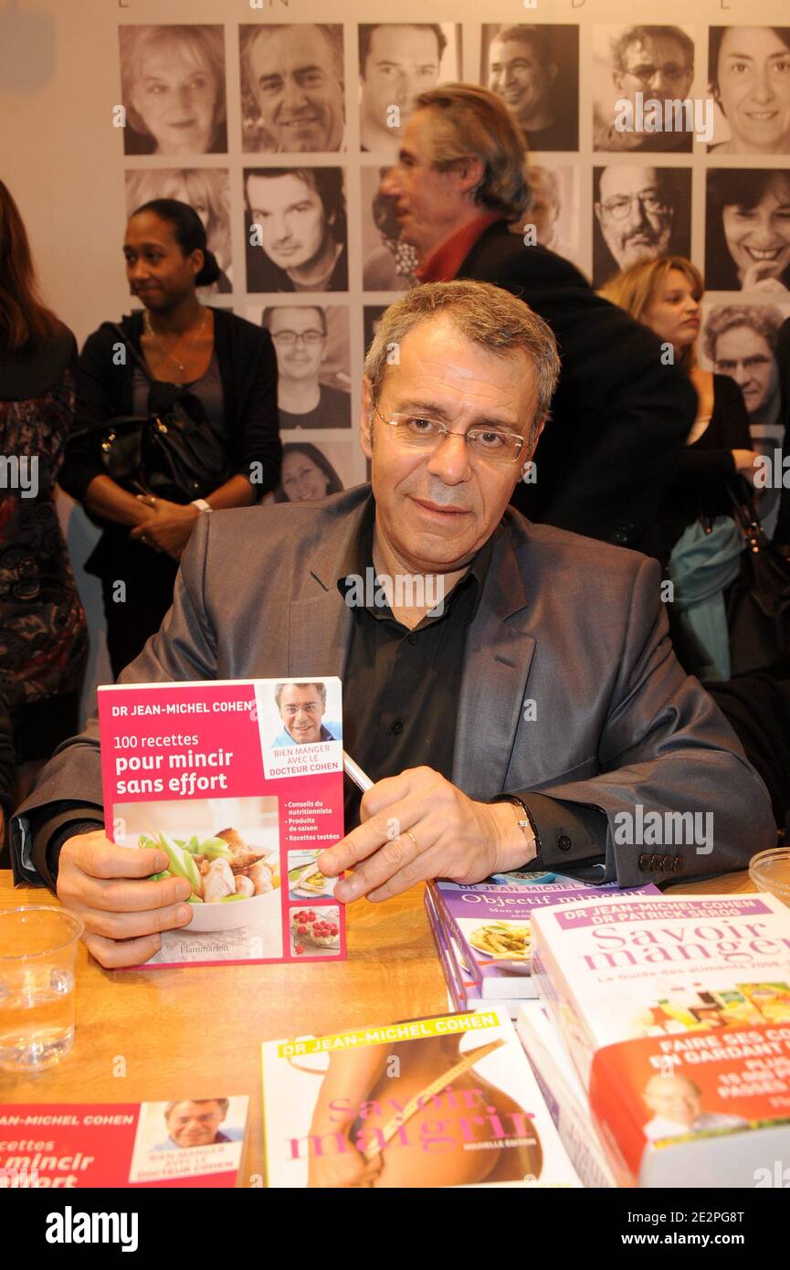 Jean Michel Cohen assiste à la Foire du livre de Paris 'le salon du Livre'  qui s'est tenue au Parc des Expositions, porte de Versailles à Paris,  France, le 27 mars 2010.