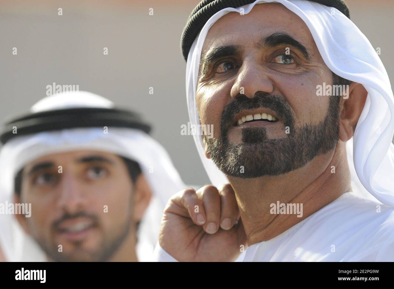 Le 27 mars 2010, le souverain de Dubaï, le cheikh Mohammed Bin Rashid Al Maktoum, et son fils Prince héritier de Dubaï, le cheikh Hamdan Bin Mohammed Al Maktoum (L) assistent à la 15e coupe du monde de Dubaï, la plus riche horserace du monde, à l'hippodrome Meydan, à Dubaï, aux Émirats arabes Unis. Photo par Ammar Abd Rabbo/ABACAPRESS.COM Banque D'Images