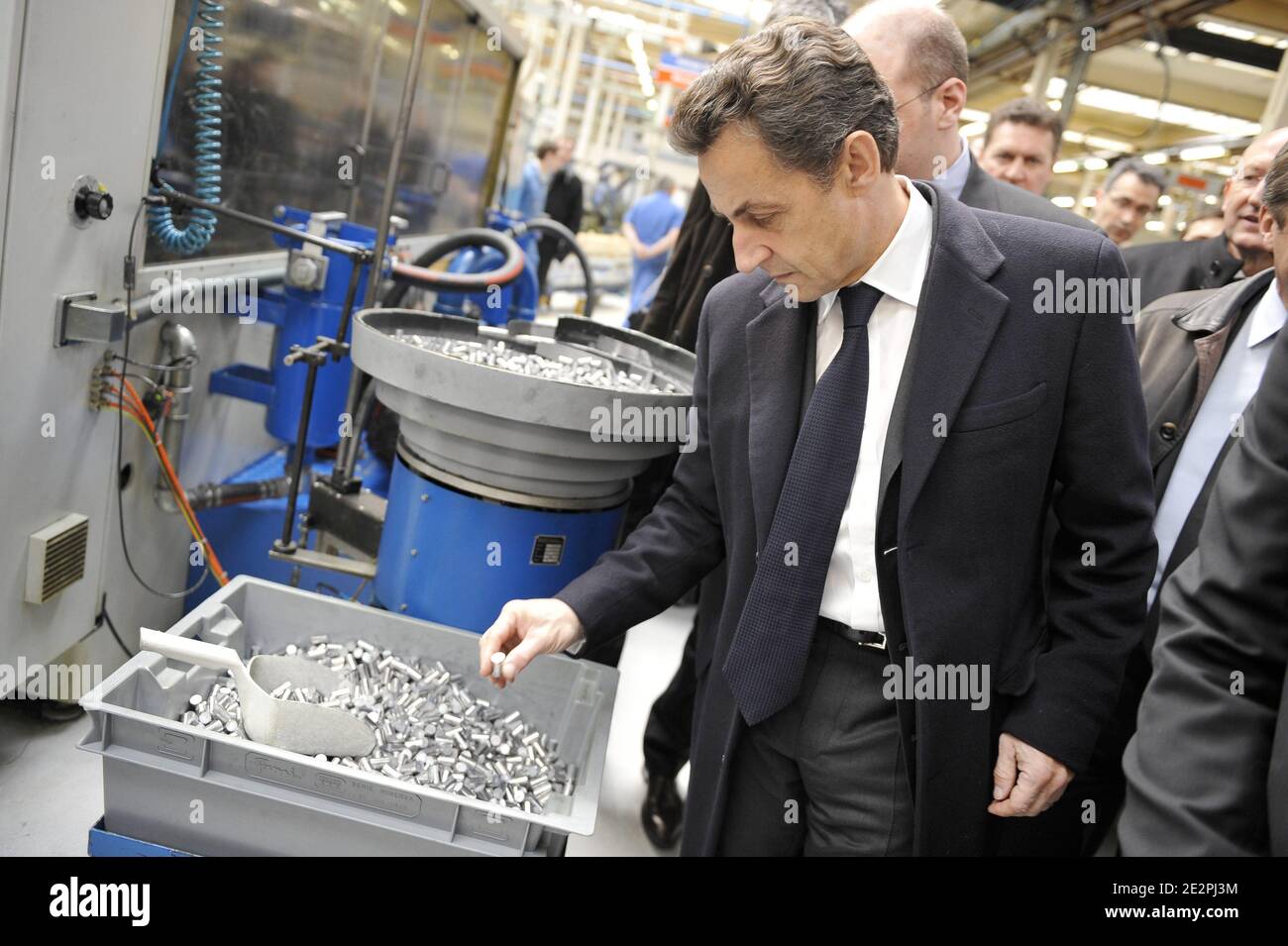 Le président français Nicolas Sarkozy visite le fabricant français de pneus  et de valves Schrader à Pontarlier, dans l'est de la France, le 9 mars  2010, lors d'une visite consacrée à l'emploi