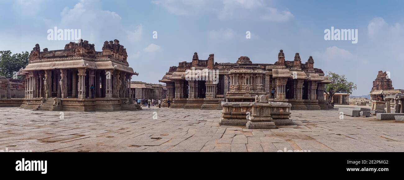 Hampi, Karnataka, Inde - 5 novembre 2013 : temple de Vijaya Vitthala. Vue panoramique du complexe de bâtiments en pierre beige-brun sous bleu clair Banque D'Images