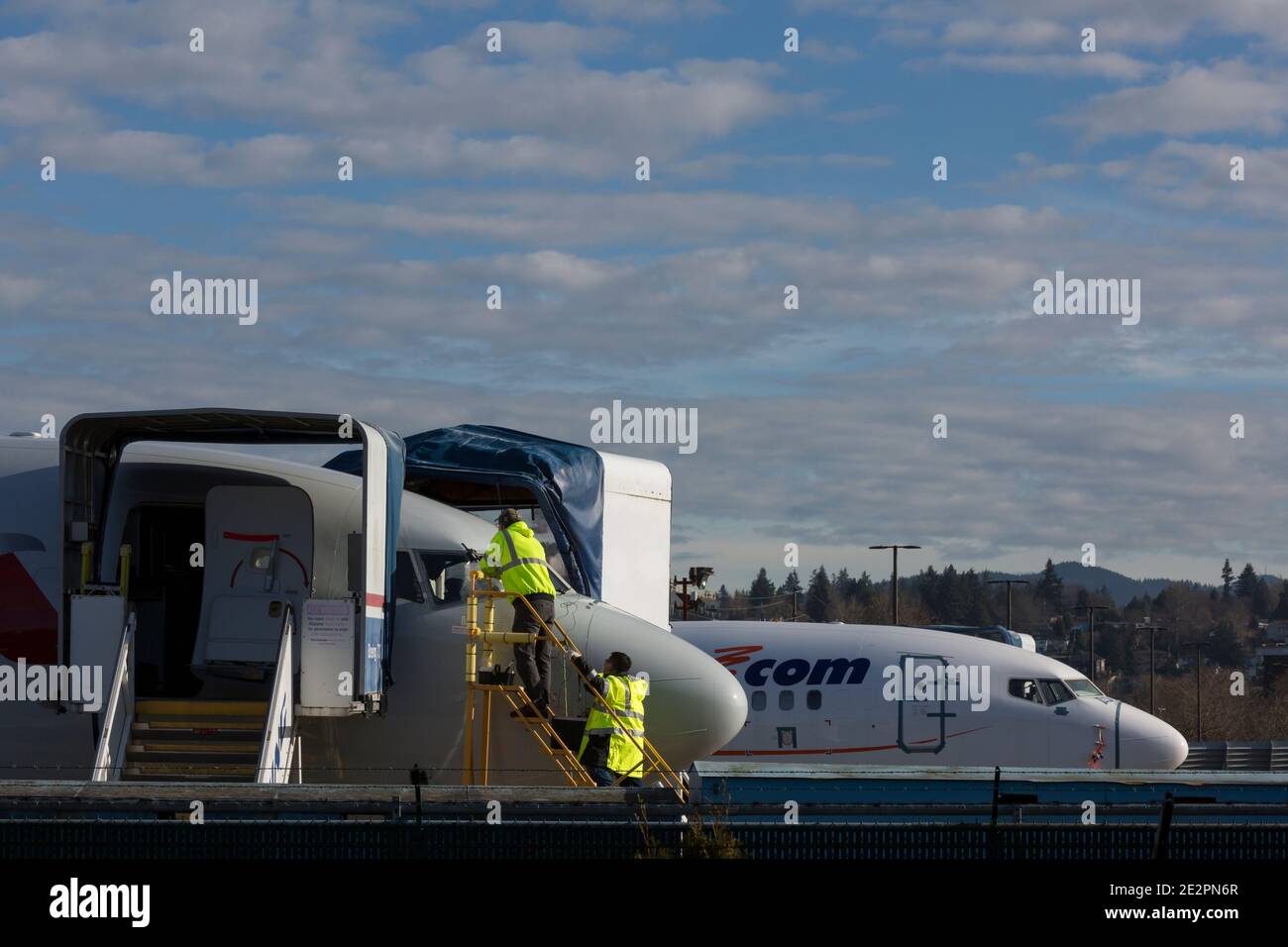 Les employés travaillent sur un avion American Airlines 737 MAX à l'usine Boeing de Renton à Renton, Washington, le jeudi 14 janvier 2021. Banque D'Images