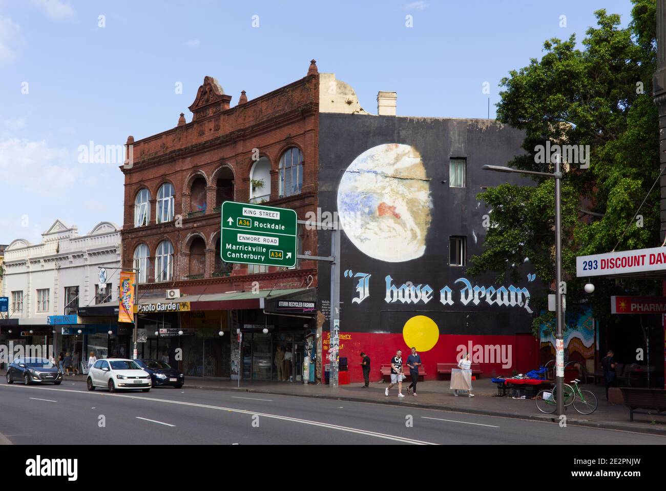 Murale sur le côté de l'édifice à l'aide du roi drapeau aborigène Rue Newtown Sydney Nouvelle-Galles du Sud Australie Banque D'Images