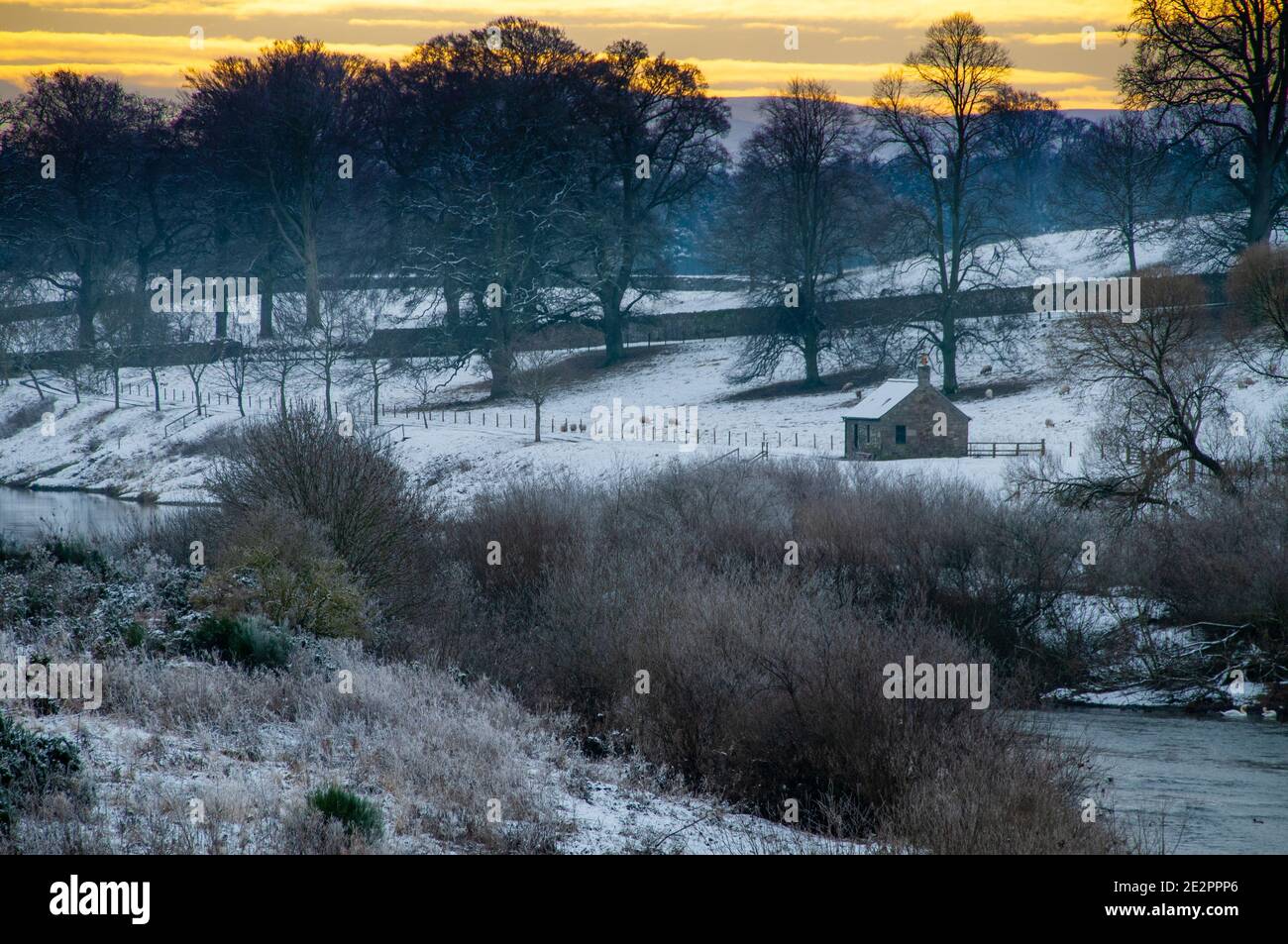 Un shiel de Westford sur la rive écossaise de la rivière Tweed À Ladykirk, sur la frontière anglo-écossaise Banque D'Images