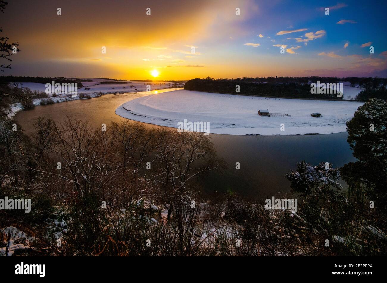 Le Sables Shiel sur la rivière Tweed se met sur un Paysage couvert de neige près de Ladykirk dans les frontières écossaises Banque D'Images