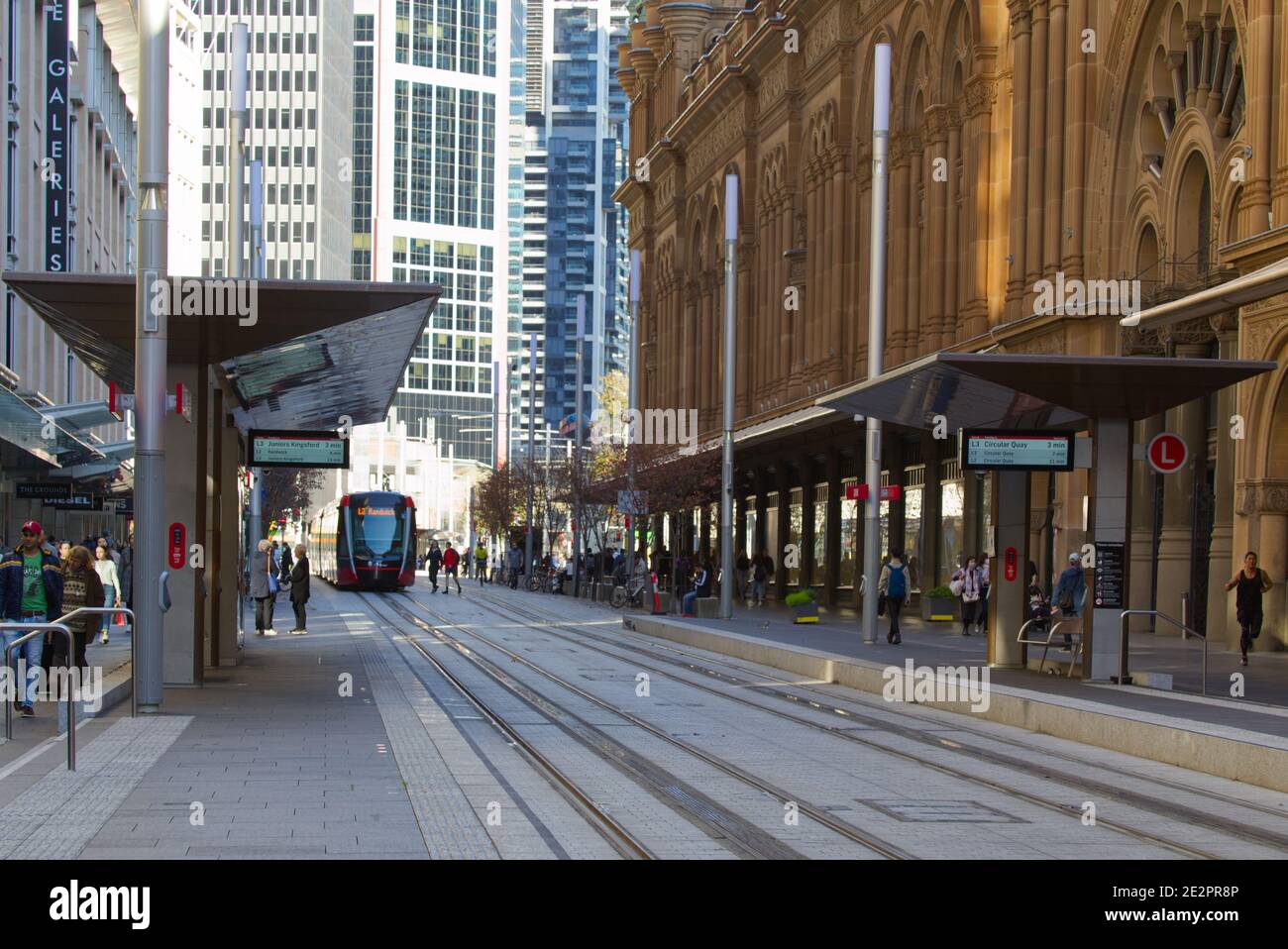 Système de transports en commun de Sydney Light Rail à l'extérieur du Queen Victoria Bâtiment sur George Street Sydney Australie Banque D'Images