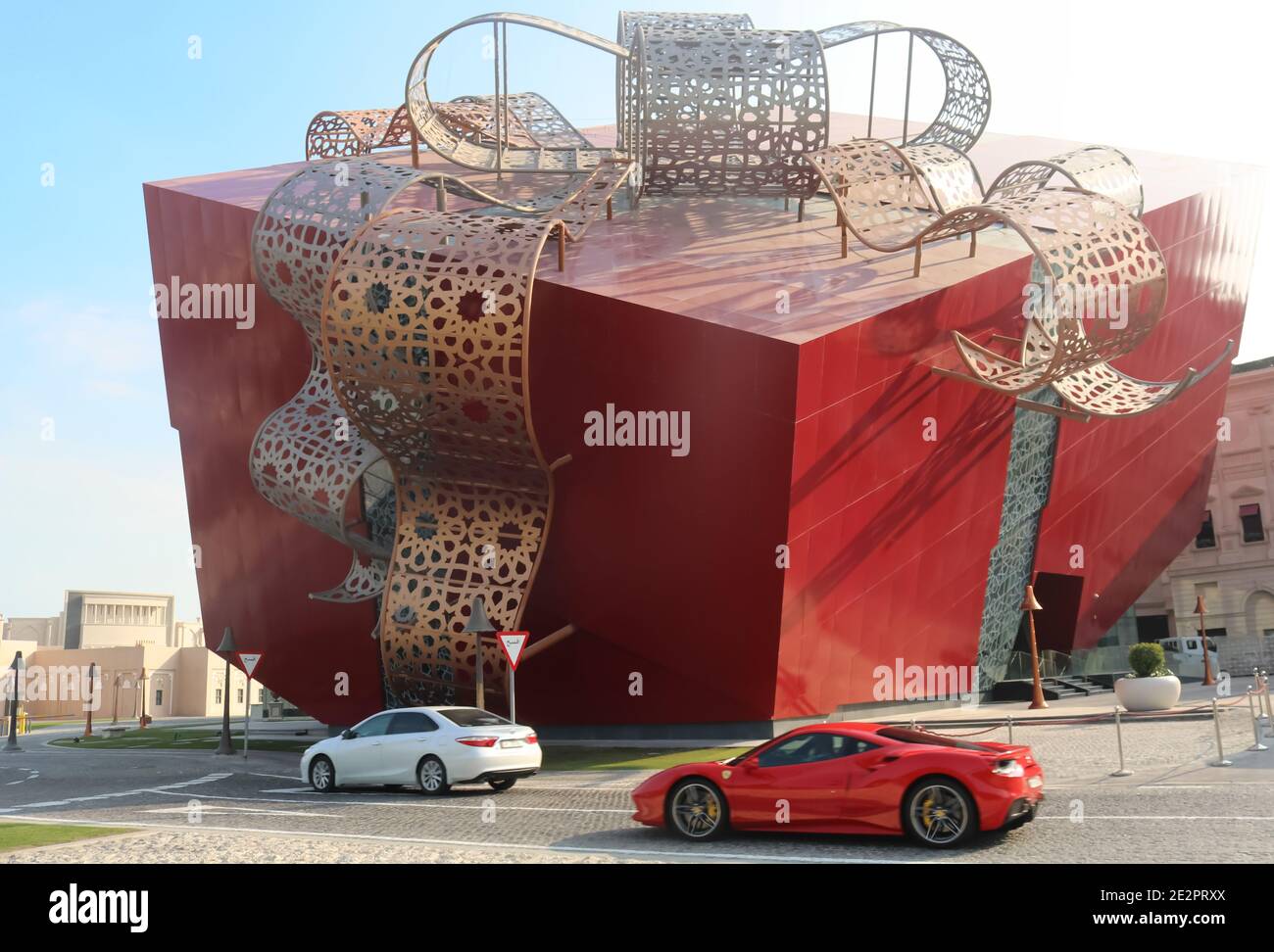 Vue sur un bâtiment conçu en forme de cadeau Katara Village - Doha, Qatar Banque D'Images