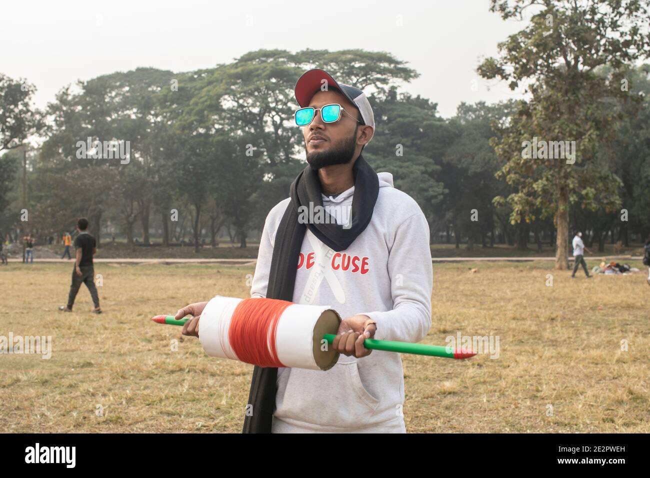 Un garçon se prépare à voler un cerf-volant à l'occasion du festival Shakrain. Le festival Shakrain, également connu sous le nom de festival Kite, est une célébration annuelle de l'hiver au Bangladesh, célébrée par le vol de cerfs-volants. Banque D'Images