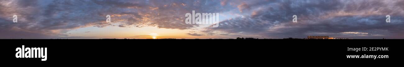 Nimbostratus peut signifier la pluie. La lumière du soleil d'en haut ne peut pas apparaître à travers l'humidité de l'intérieur du nuage et c'est pourquoi ce nuage semble plus sombre. Banque D'Images