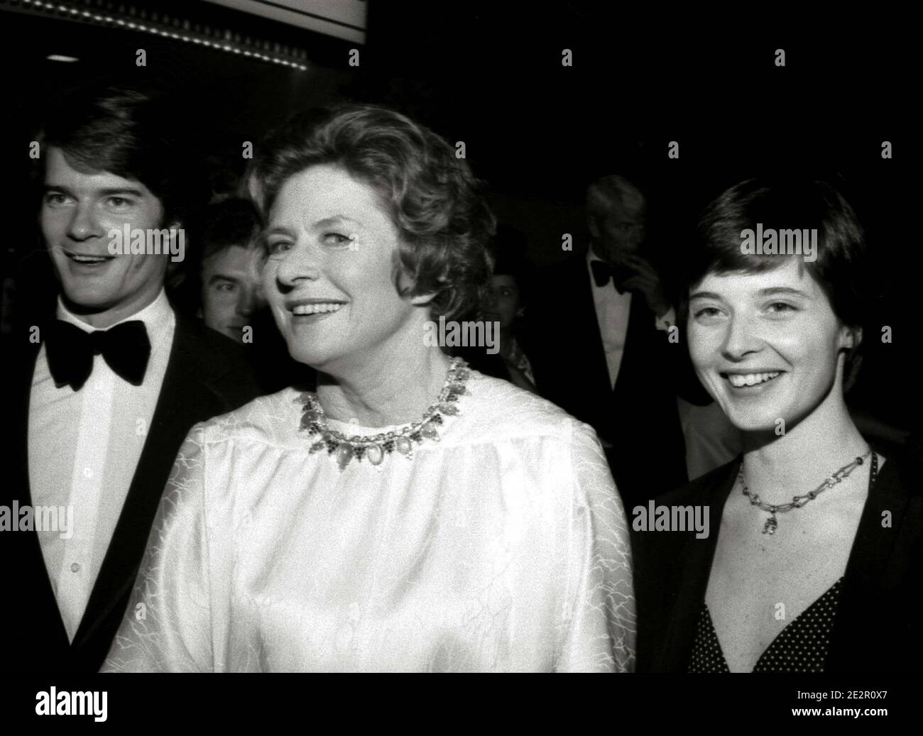 Ingrid Bergman avec Robertino Rossellini et Isabella Rossellini crédit: Ralph Dominguez/MediaPunch Banque D'Images Ingrid Bergman avec Robertino Rossellini et Isabella Rossellini crédit: Ralph Dominguez/MediaPunch Banque D'Images