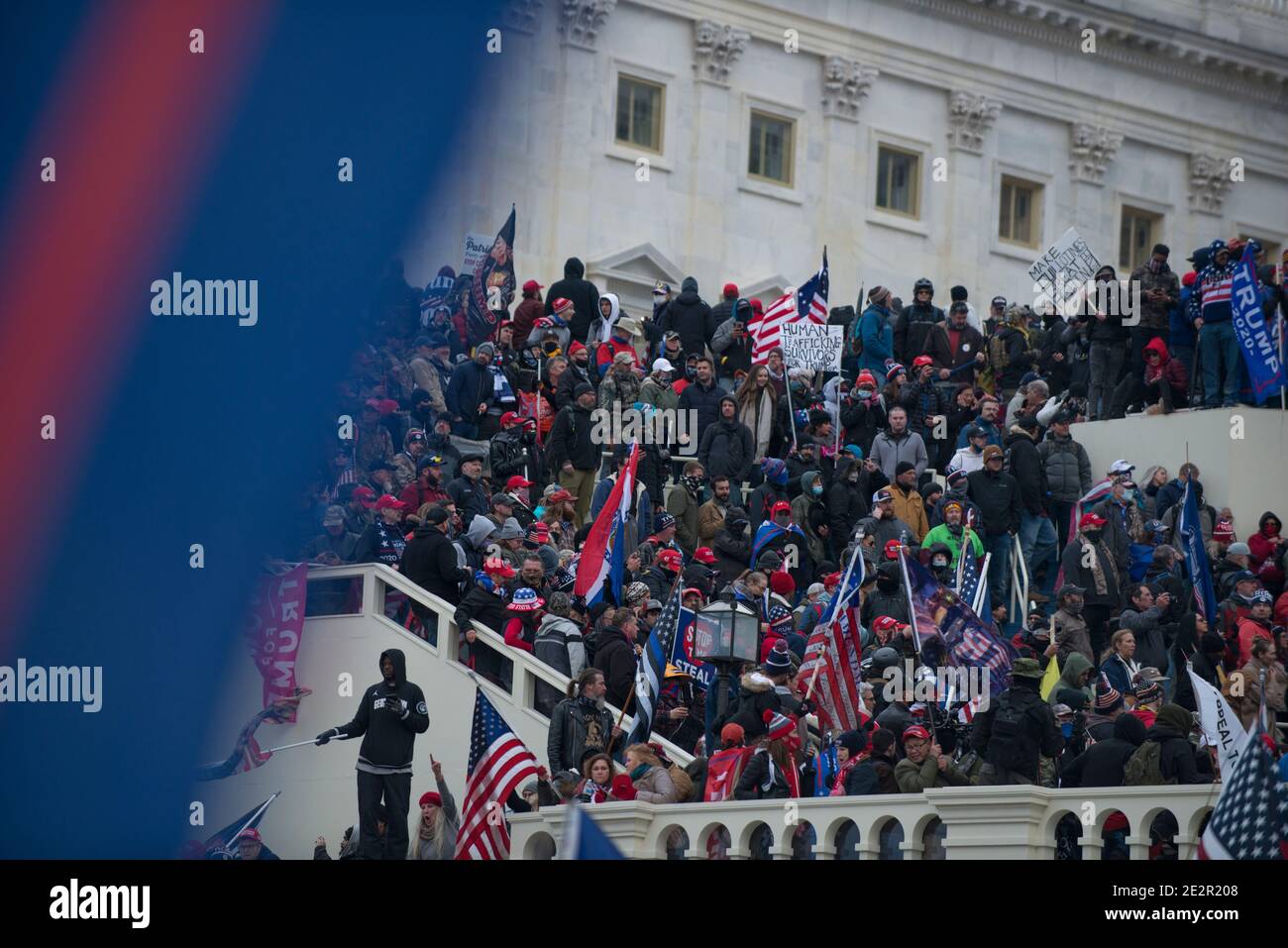 6 janvier 2021. De grandes foules de manifestants au Capitole des États-Unis avec les drapeaux de Donald Trump 2020. Washington DC. États-Unis Banque D'Images