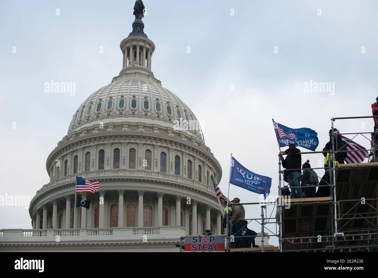 6 janvier 2021. De grandes foules de manifestants au Capitole avec les drapeaux de Donald Trump 2020. BÂTIMENT DU Capitole DES ÉTATS-UNIS, Washington DC.USA Banque D'Images