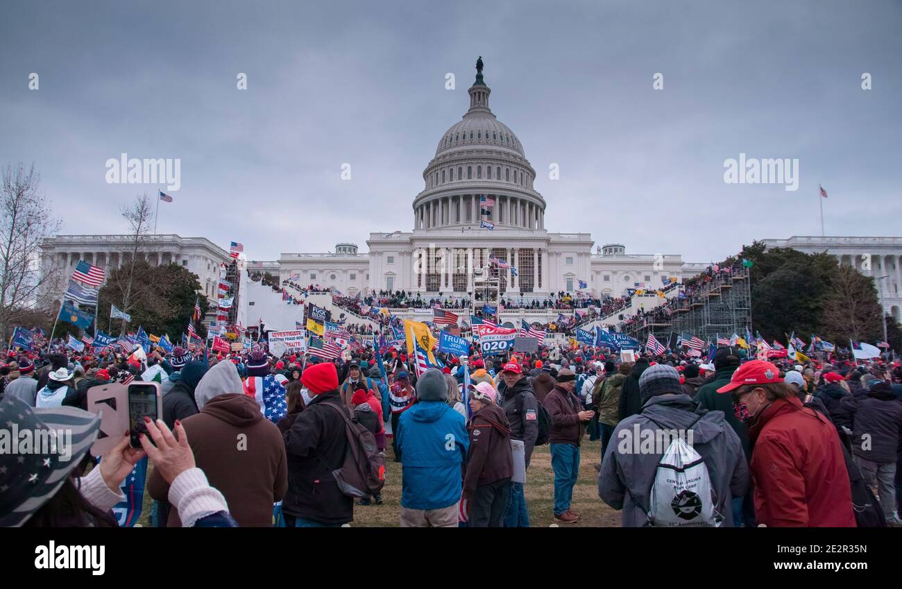 6 janvier 2021. De grandes foules de manifestants au Capitole avec les drapeaux de Donald Trump 2020. BÂTIMENT DU Capitole DES ÉTATS-UNIS, Washington DC.USA Banque D'Images