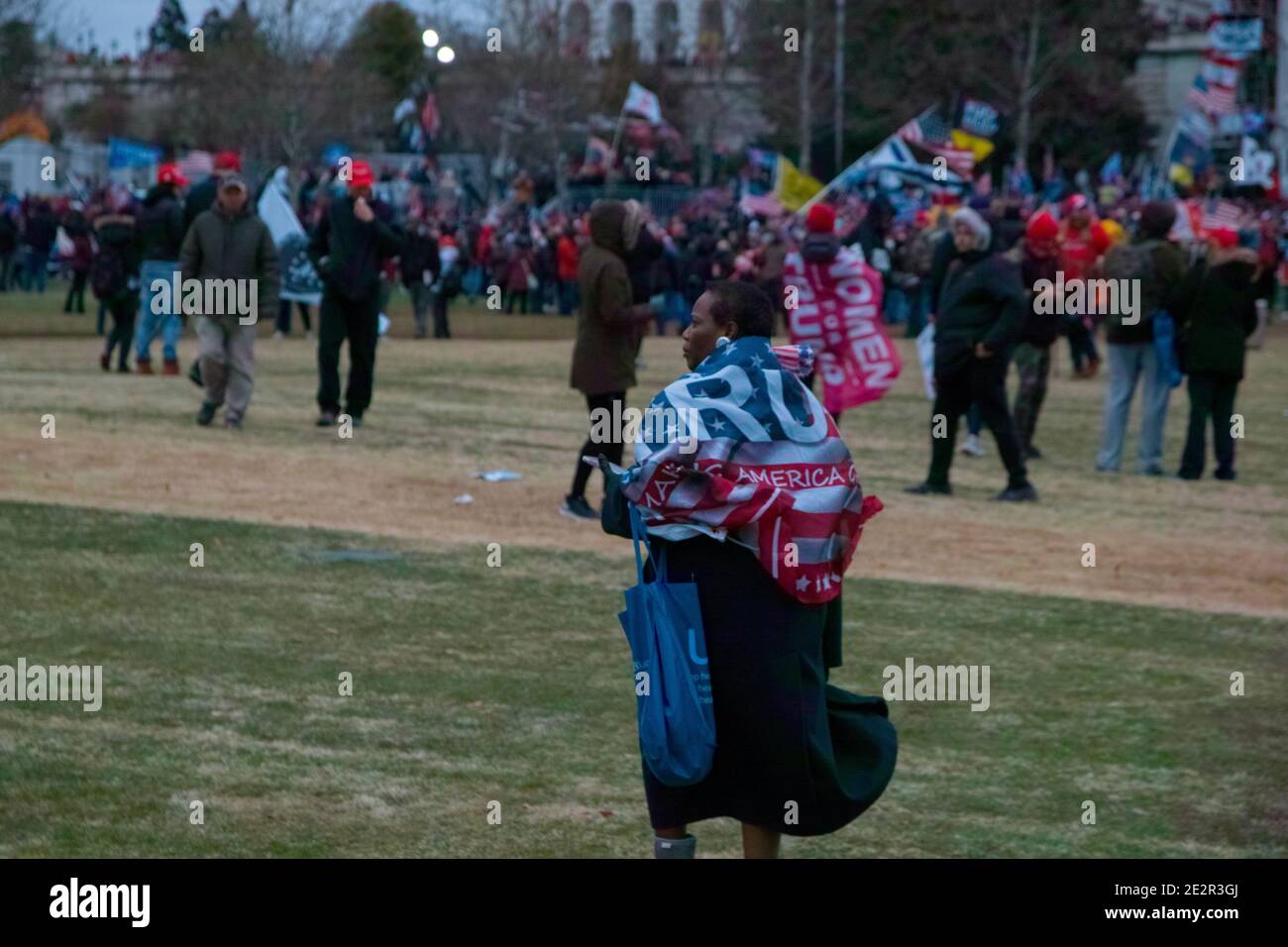 6 janvier 2021.Femme noire avec le drapeau de Trump au Capitole des États-Unis. Émeutes au Capitole des États-Unis, Washington DC.USA Banque D'Images