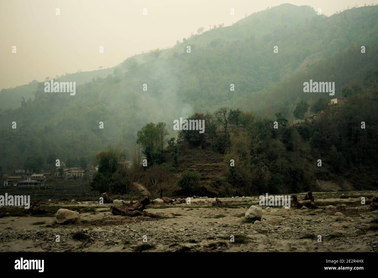 Sol plat sous un terrain escarpé qui servirait de voie navigable pendant la saison des pluies. Harpan Khola, Kaski, Gandaki, Népal. Banque D'Images