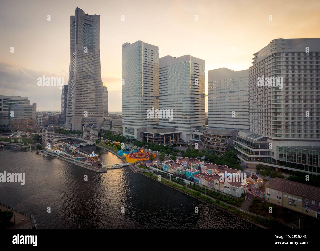Vue de l'horizon de Yokohama et du parc d'attractions Cosmoworld, vu de la roue de Ferris de l'horloge Cosmo 21 à Minato-Mirai, Yokohama, préfecture de Kanagawa, Japon. Banque D'Images