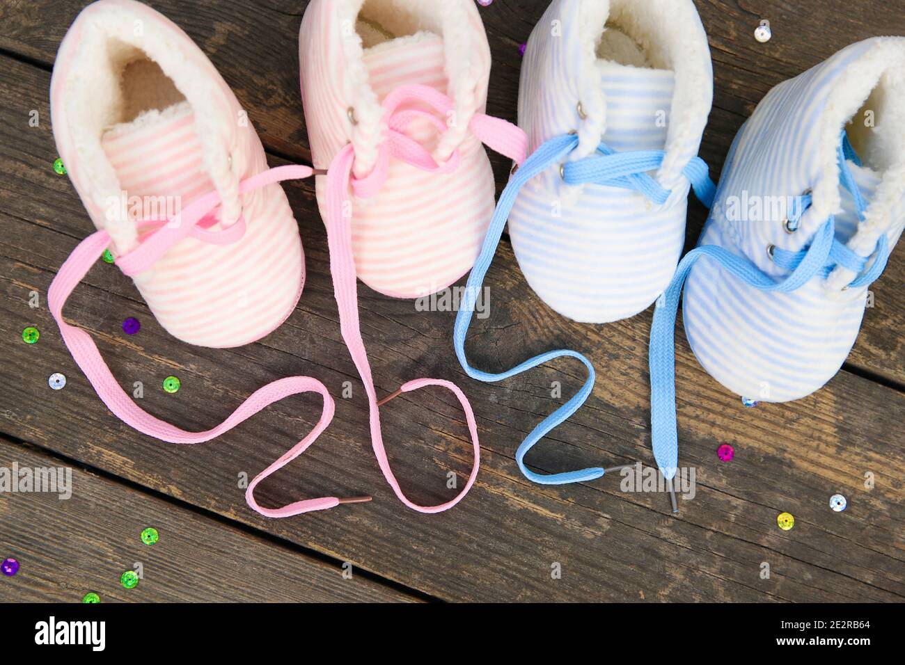 2021 lacets écrits pour la nouvelle année de chaussures pour enfants sur fond de bois ancien. Vue de dessus. Pose à plat. Banque D'Images
