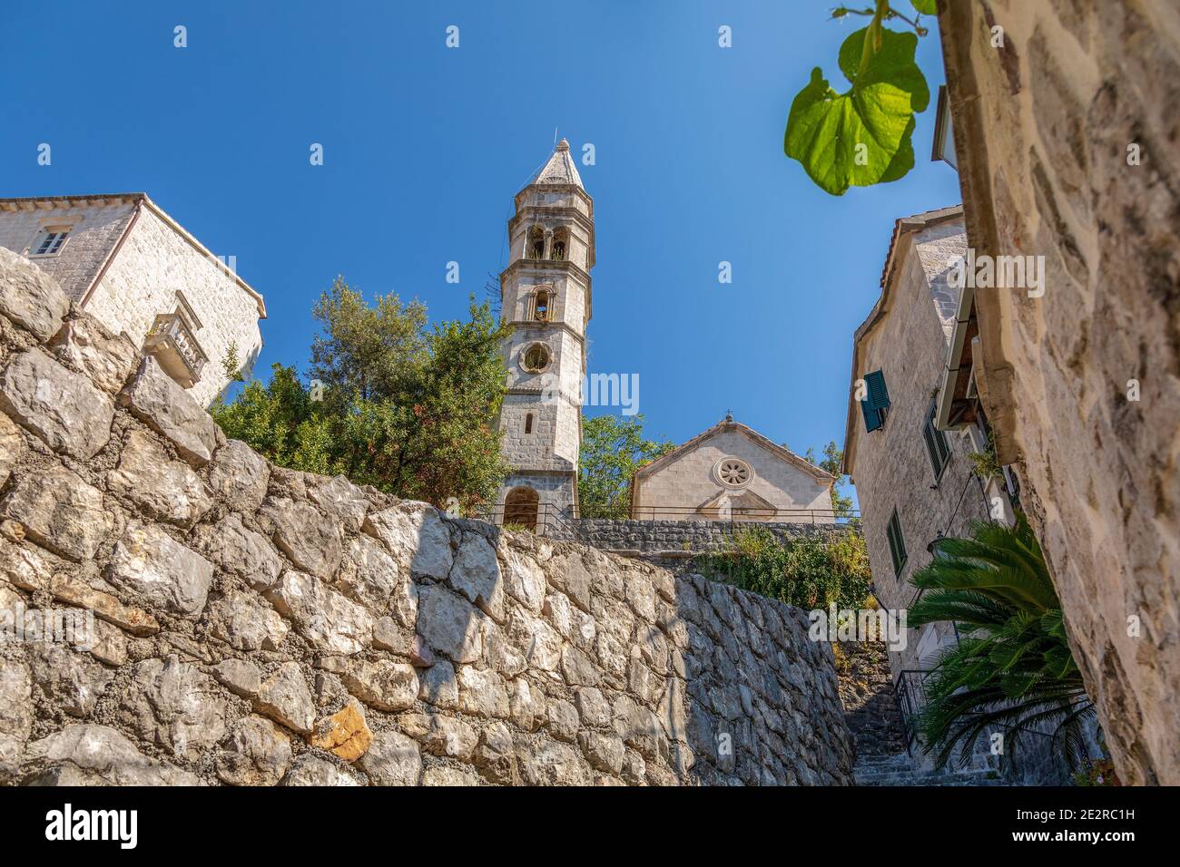 Vue depuis les rues de Perast jusqu'à l'église de La Sainte mère Rosaire Banque D'Images