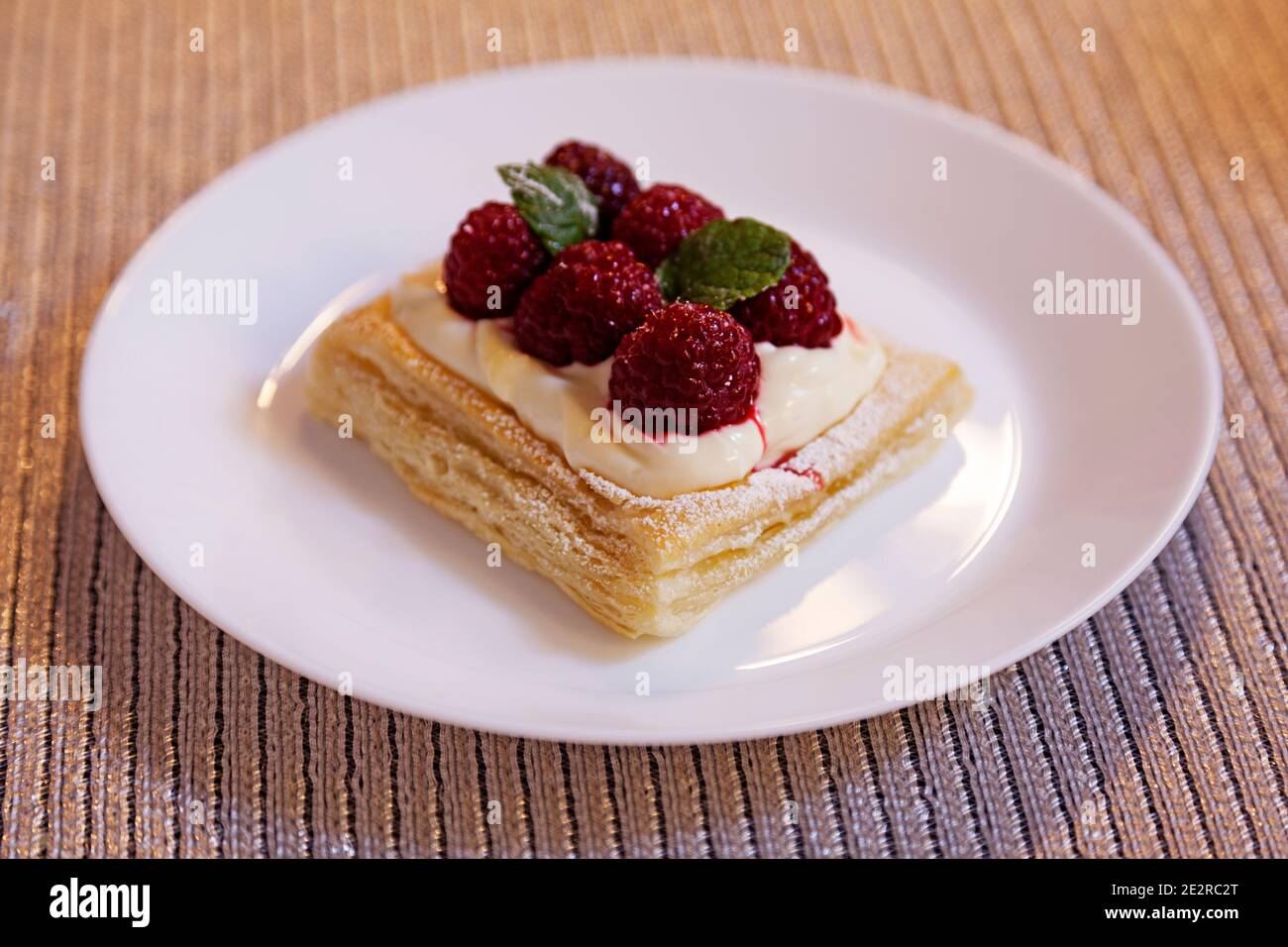 Dessert De Luxe Avec Framboises Pour Le Diner Du Nouvel An Photo Stock Alamy