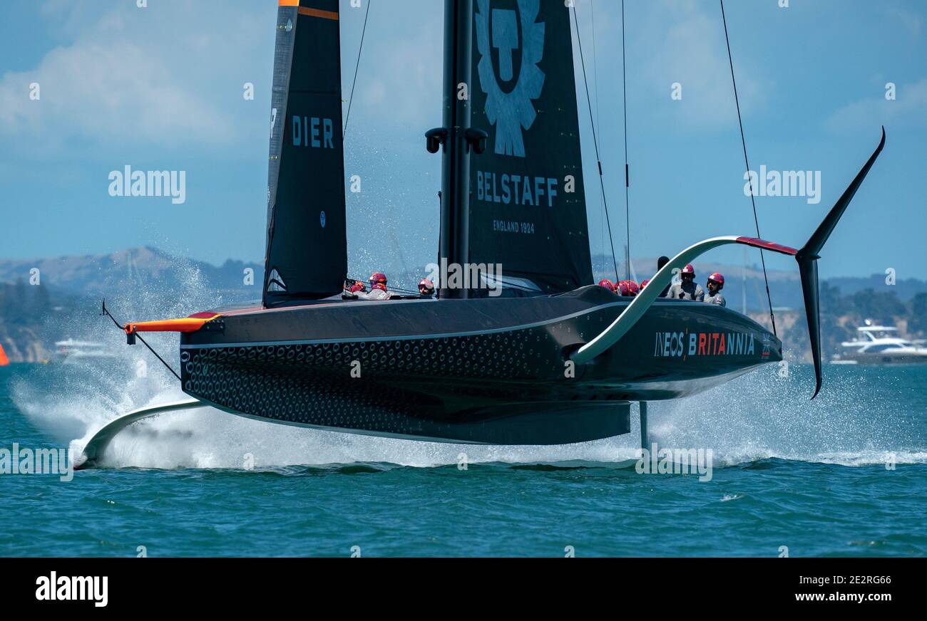 Auckland, Nouvelle-Zélande, le 15 janvier 2021 - l'ÉQUIPE INEOS britannique Britannia, broquée par Sir Ben Ainslie, en action contre la magie américaine du New York Yacht Club, broquée par Terry Hutchinson, lors du premier tour de course de la coupe Prada sur le port de Waitemata à Auckland. Crédit : Rob Taggart/Alay Live News Banque D'Images