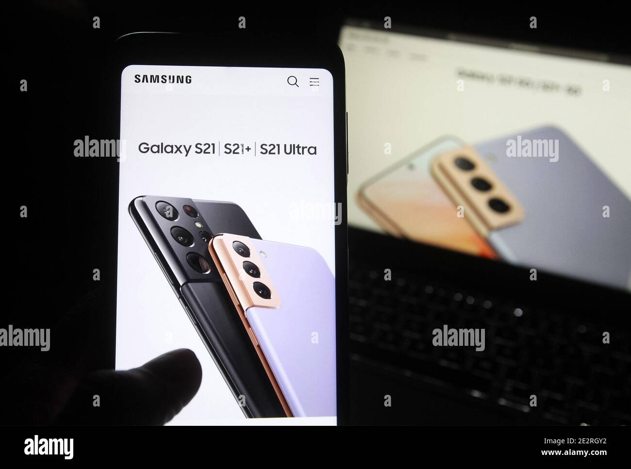 Ukraine. 14 janvier 2021. Dans cette illustration, les informations relatives à la série Samsung Galaxy S21 sont affichées sur le site Web de Samsung sur un téléphone portable et un écran d'ordinateur portable. Lors de son premier plus grand lancement en 2021, Samsung a présenté le 14 janvier 2021 la série de smartphones Galaxy S21 -- Galaxy 21, Galaxy S21 et Galaxy S21 Ultra. Crédit : SOPA Images Limited/Alamy Live News Banque D'Images