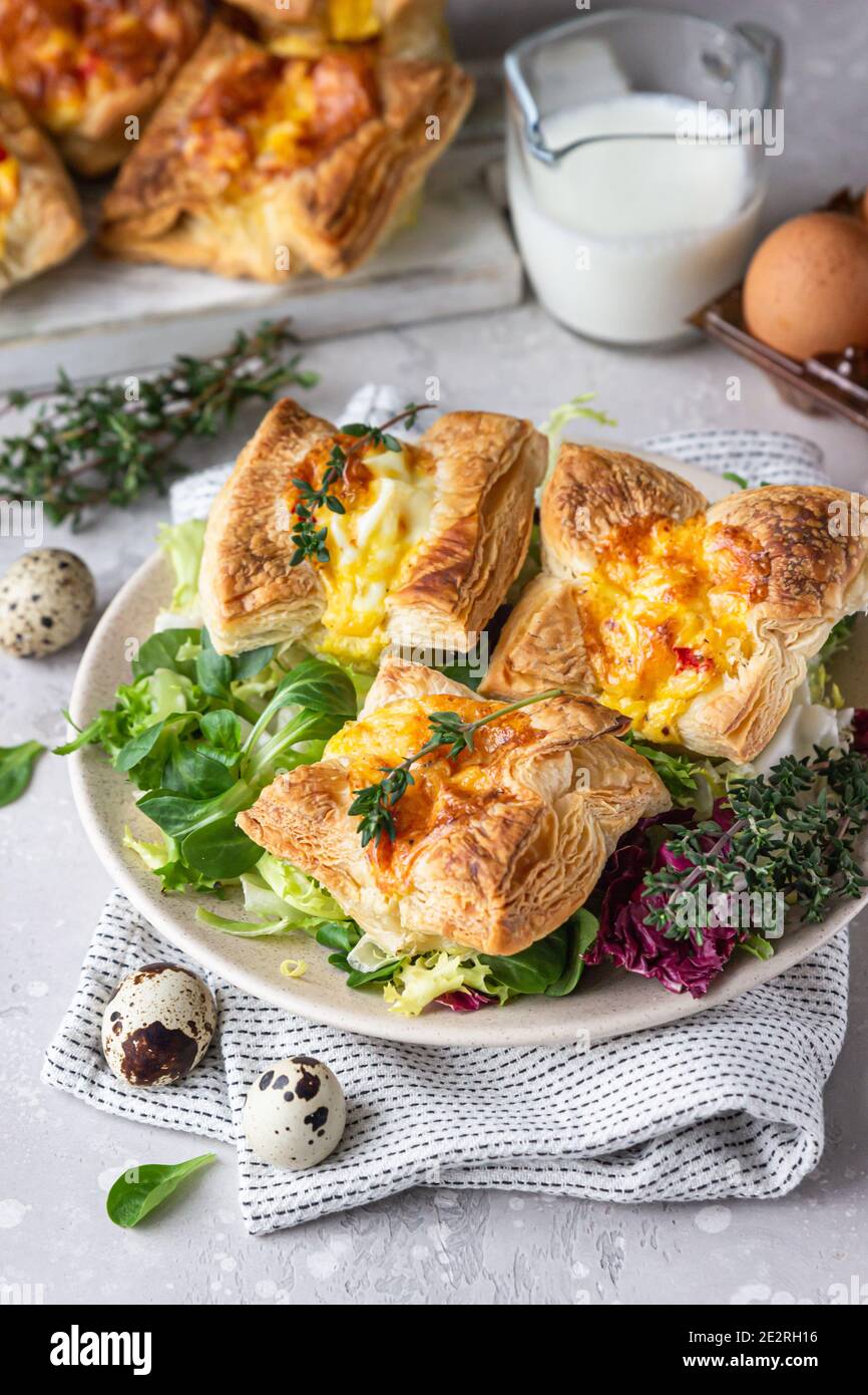 Mini quiche, tarte ou tarte avec légumes servis sur une assiette avec salade verte. Mise au point sélective. Banque D'Images