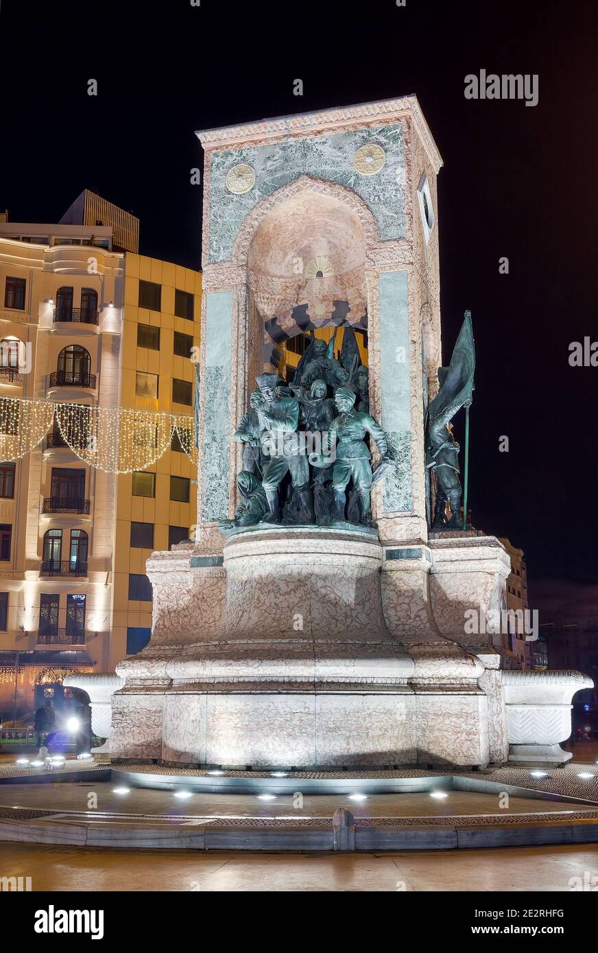 Le Monument de la République de nuit, place Taksim, Istanbul, Turquie. Banque D'Images