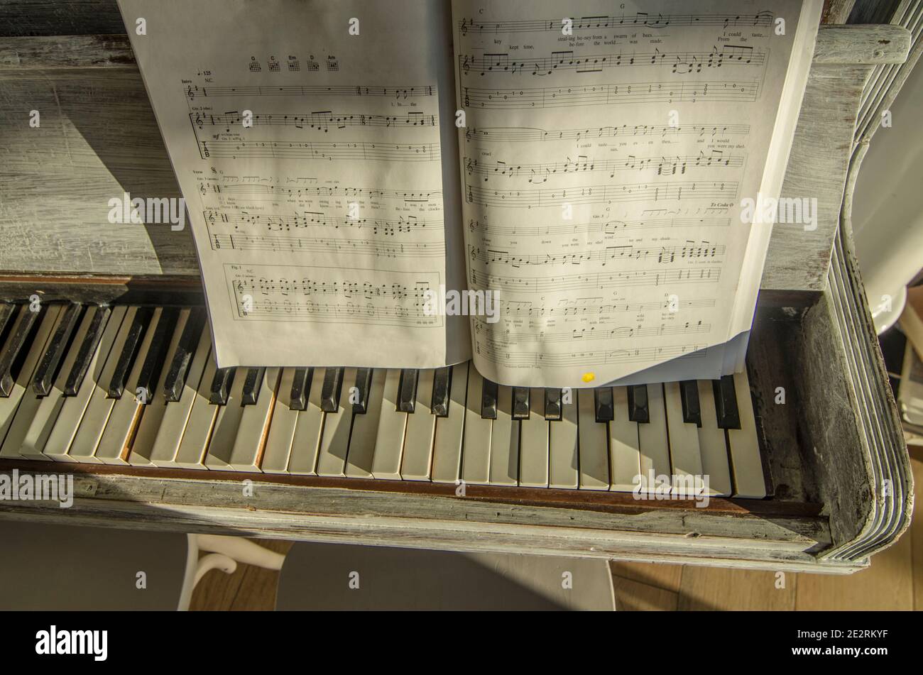 touches ébène et ivoire d'un vieux piano prêt à écoutez votre musique Banque D'Images touches ébène et ivoire d'un vieux piano prêt à écoutez votre musique Banque D'Images
