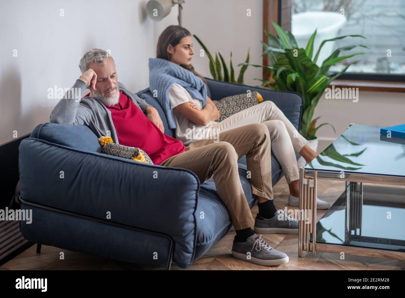Un couple agacé assis sur un canapé après un argument Banque D'Images