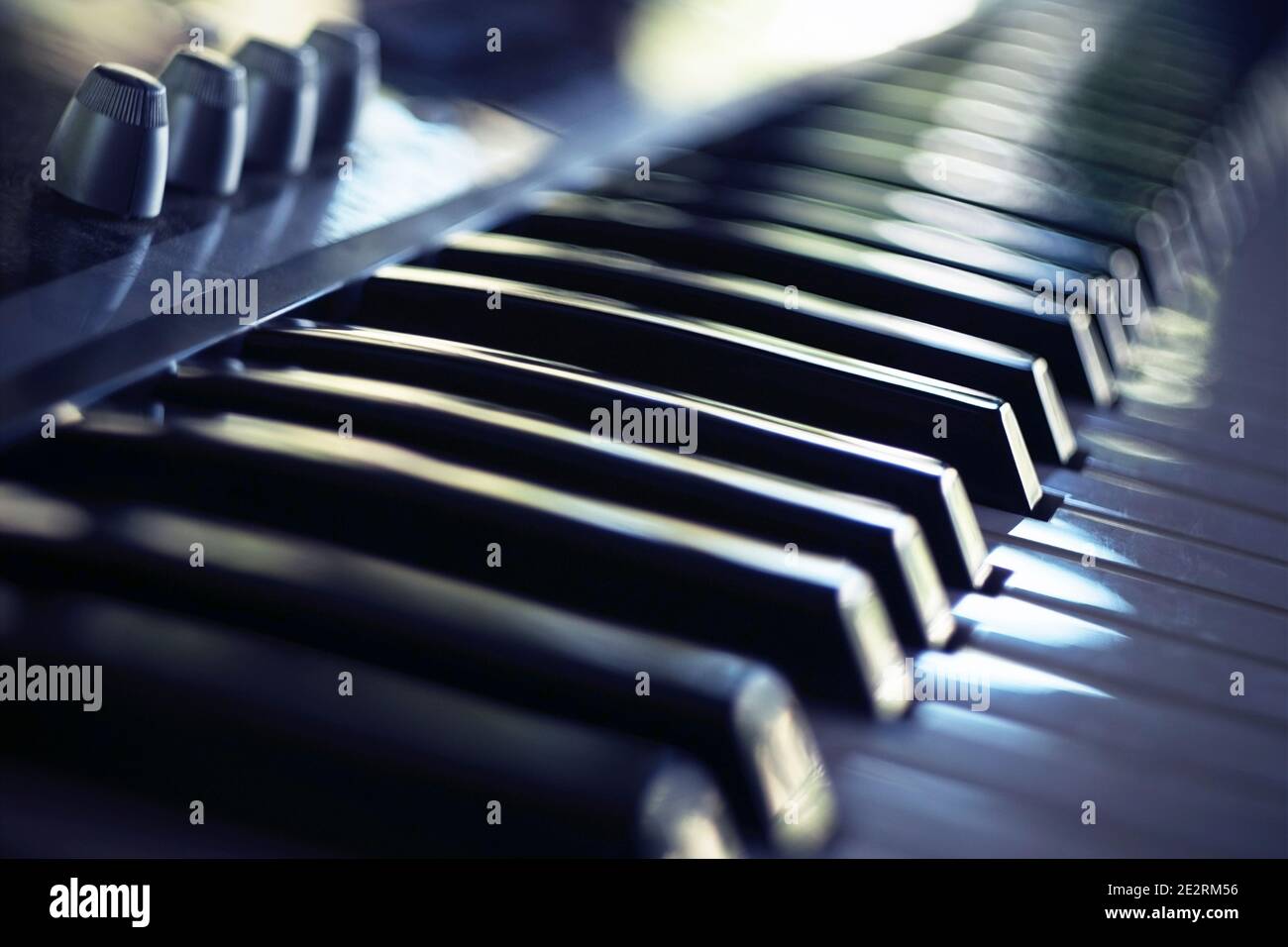 Clavier piano électrique sur flou. Banque D'Images