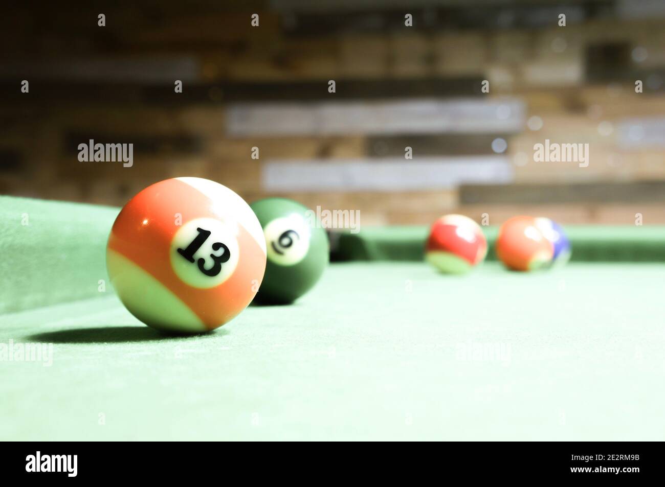 Boules de billard sur une table verte Banque D'Images